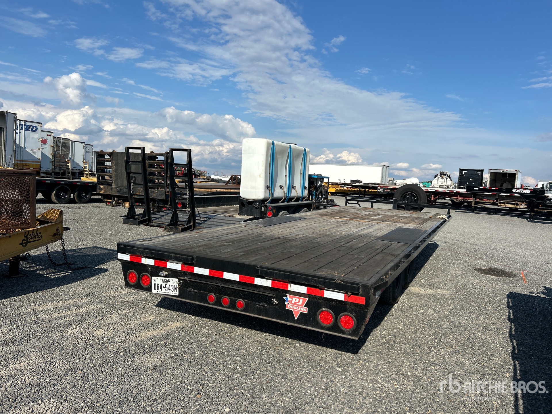 Aspect général with Image, coin arrière droit