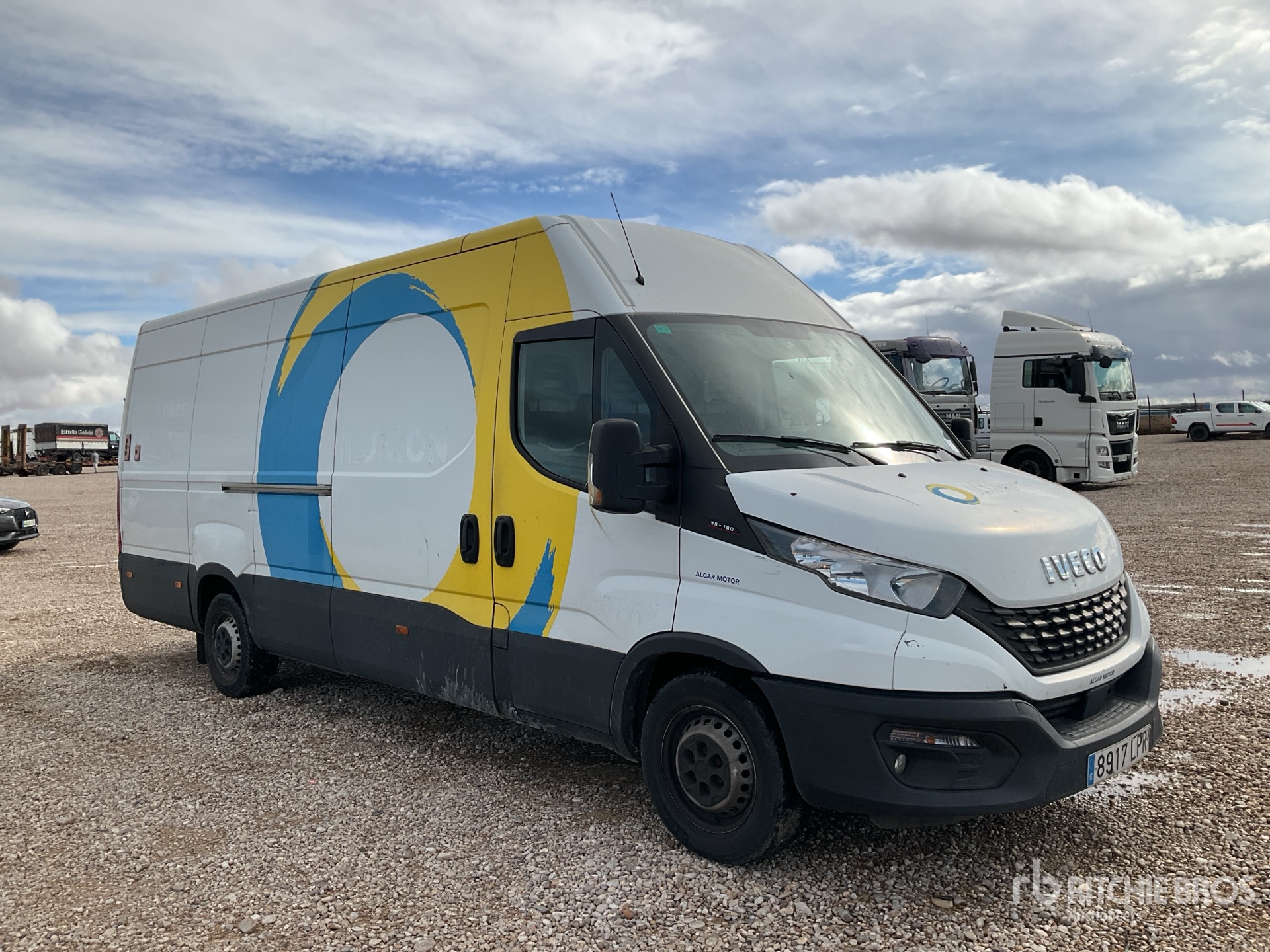 Aspect général with Image, coin avant droit