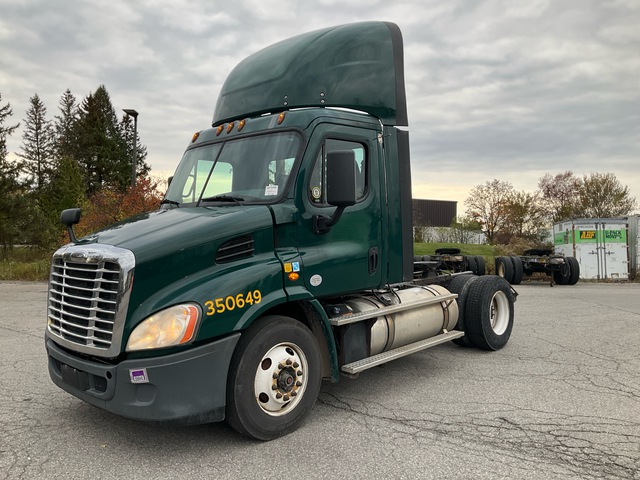 2016 Freightliner Cascadia 113 4x2 S/A Day Cab Truck Tractor 2016 Freightliner Cascadia 113 4x2 S/A Day Cab Truck Tractor