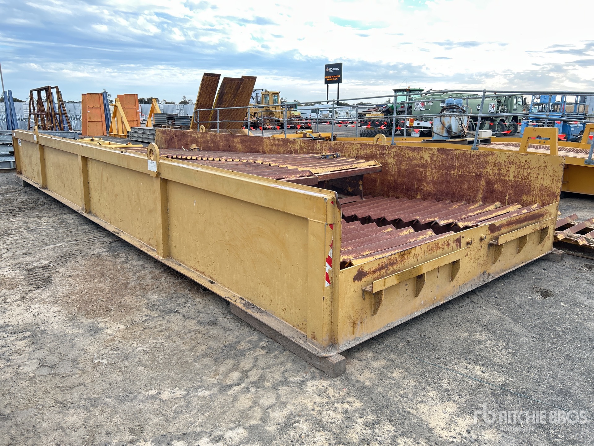 General Appearance with Foto, angolo anteriore sinistro