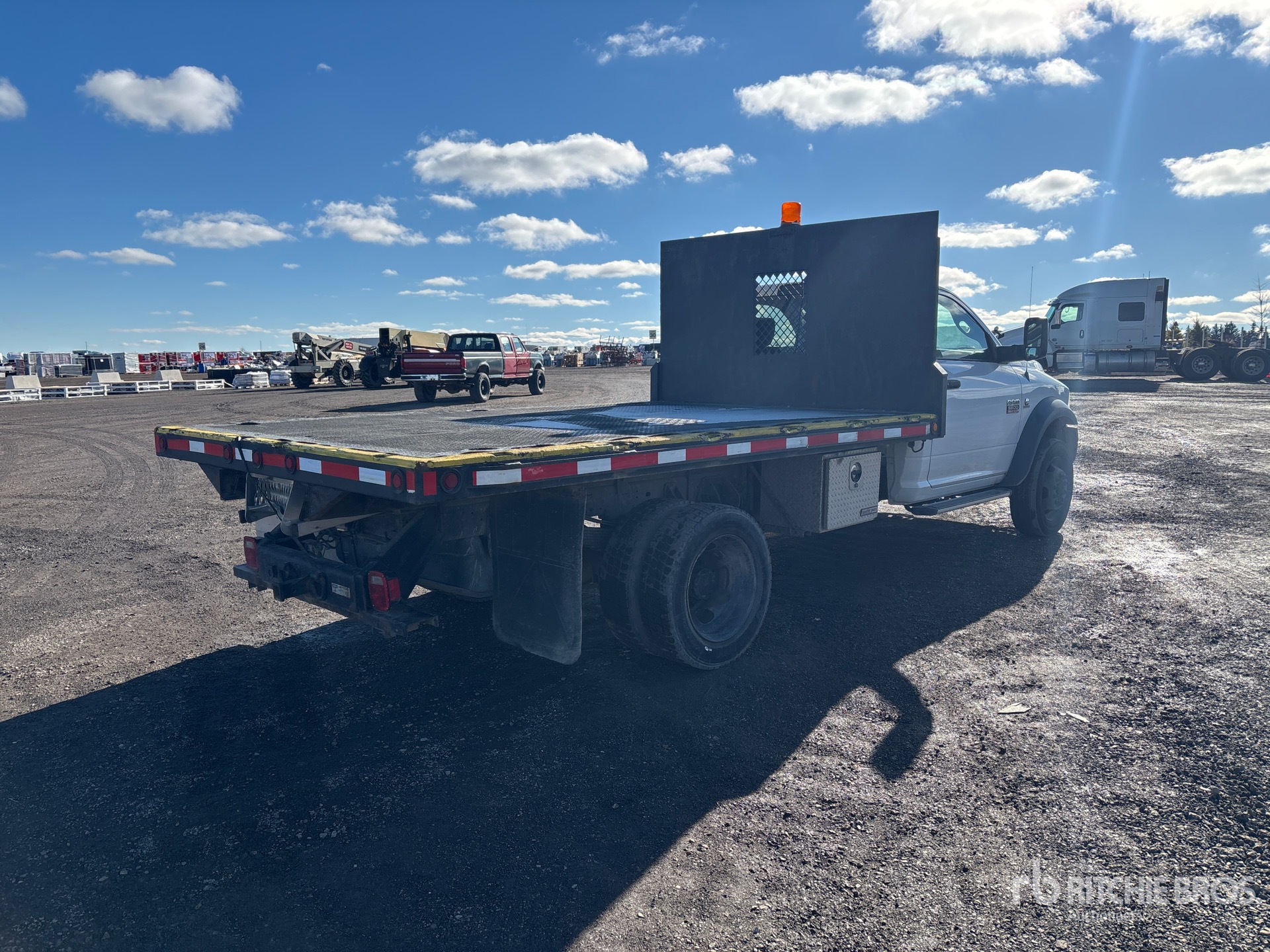 Aspect général with Image, coin arrière droit