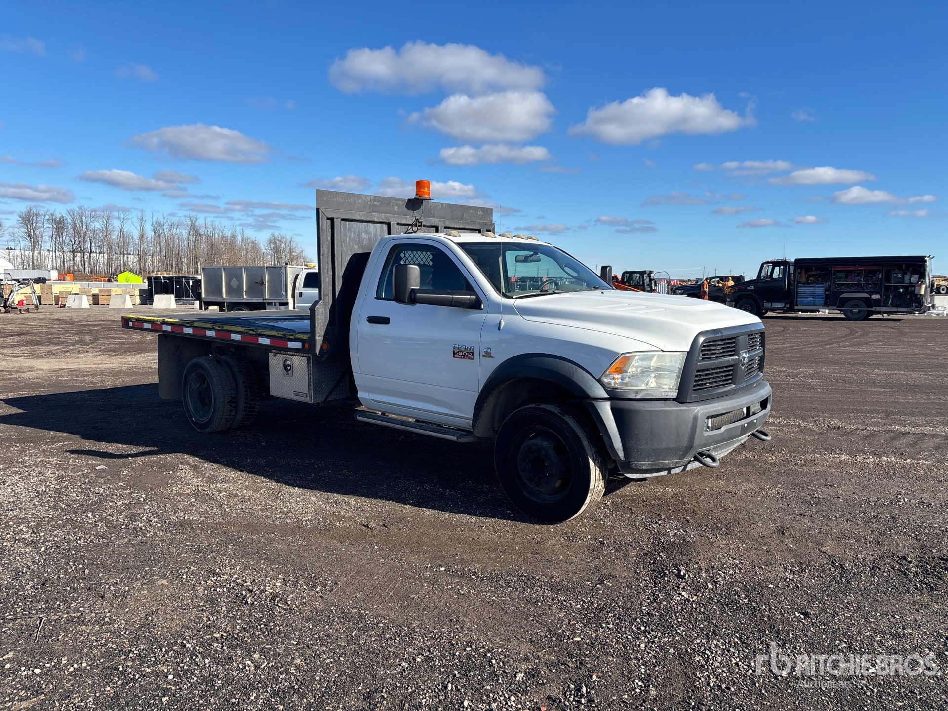 Aspect général with Image, coin avant droit