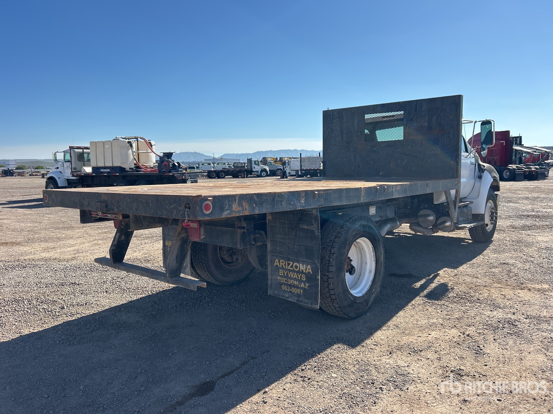 Aspect général with Image, coin arrière droit