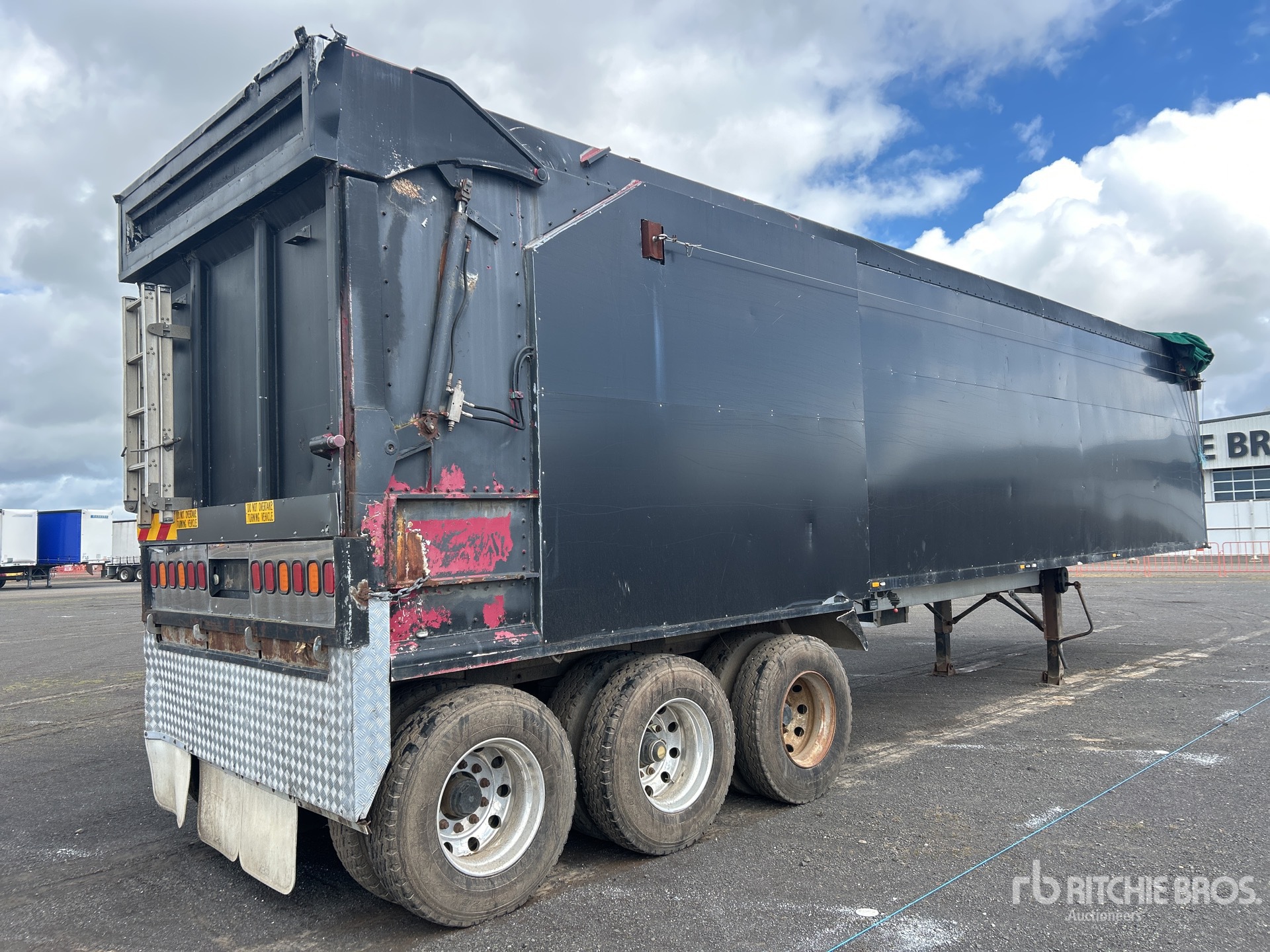 General Appearance with Bild, Ecke hinten links