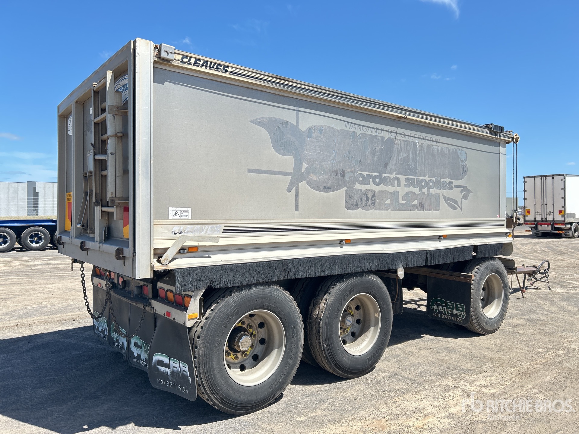 General Appearance with Foto, angolo posteriore sinistro