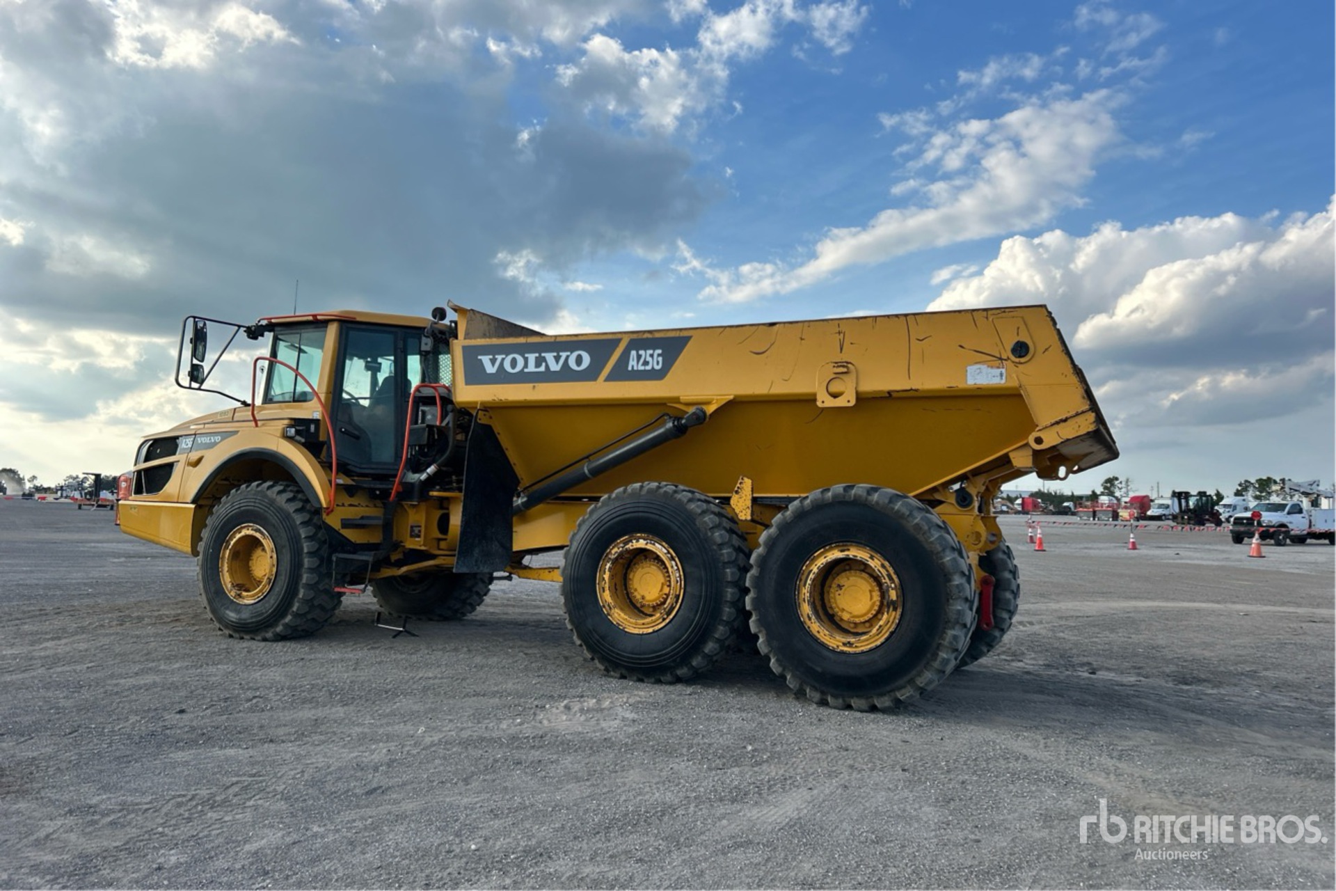 General Appearance with Foto, angolo posteriore sinistro