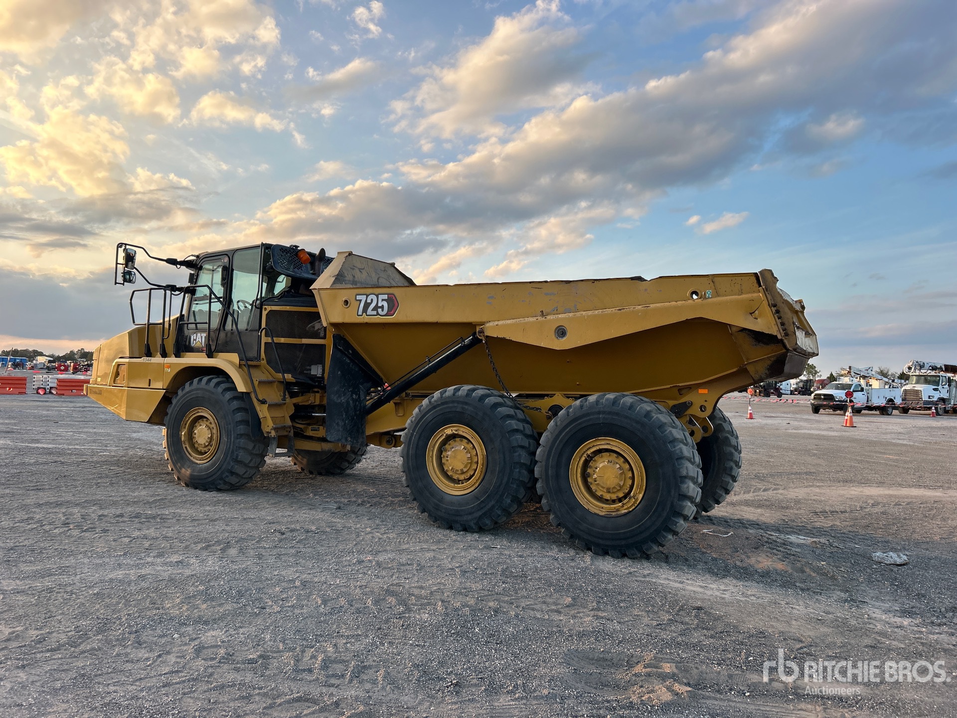 General Appearance with Foto, angolo posteriore sinistro