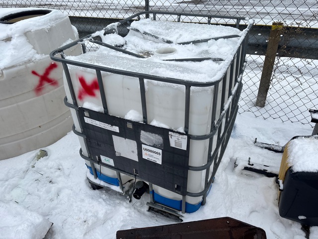 Quantity of (2) 300gal totes x 2 1000 L Skid Mounted Poly Storage Tank