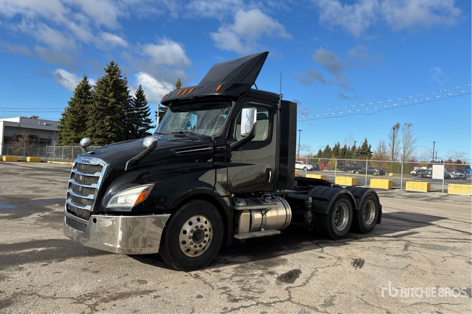 General Appearance with Foto, angolo anteriore sinistro