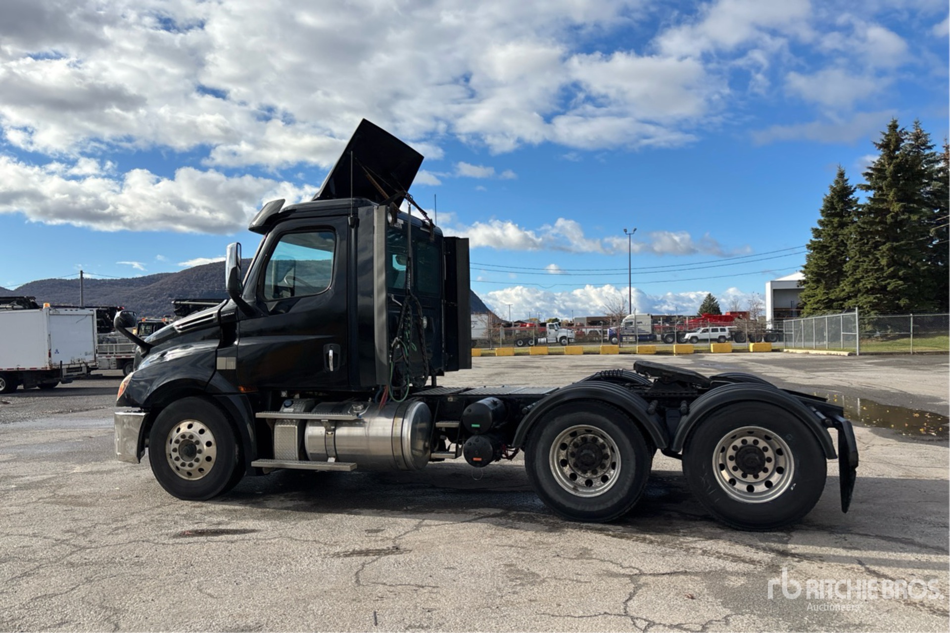 General Appearance with Foto, angolo posteriore sinistro