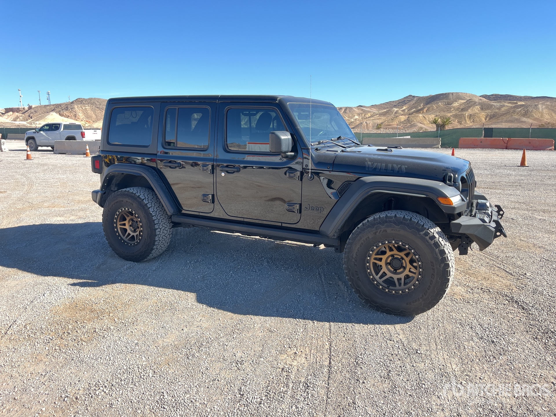 General Appearance with Picture, Right Front Corner