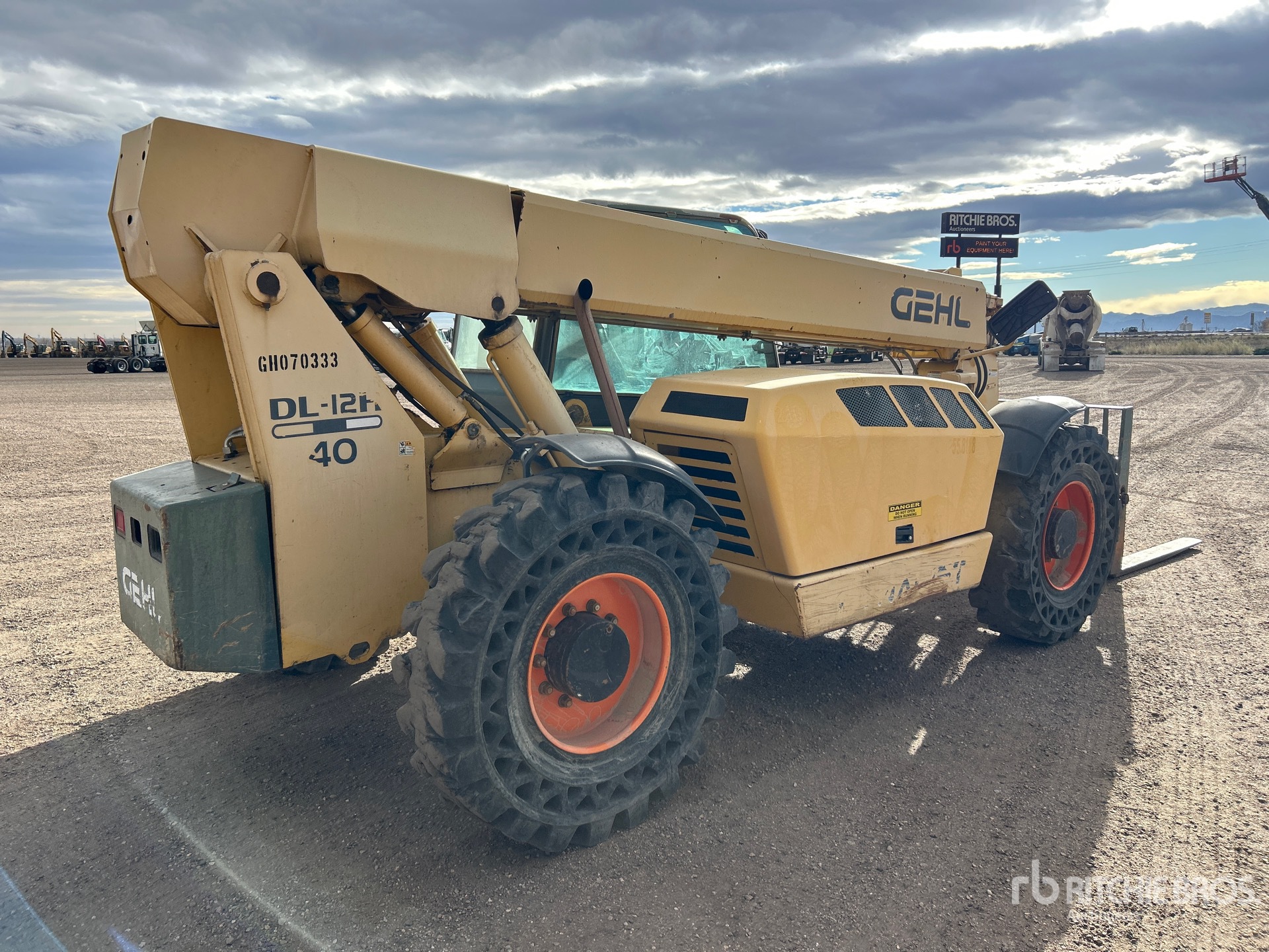 General Appearance with Foto, angolo anteriore sinistro