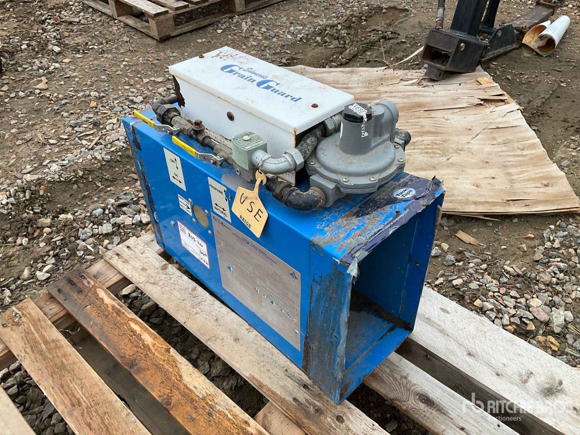 General Appearance with Bild, Ecke vorne links