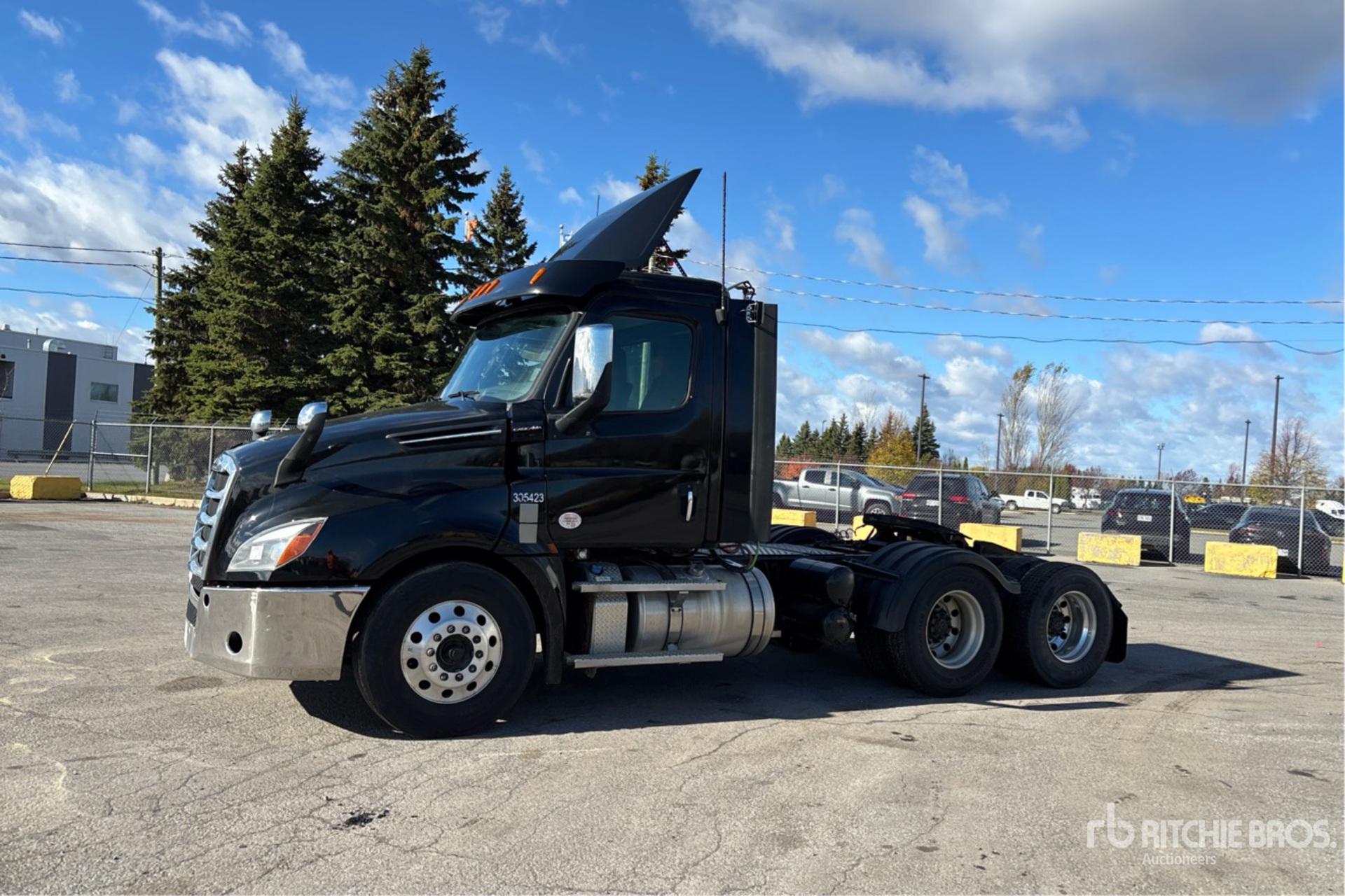 General Appearance with Foto, angolo anteriore sinistro