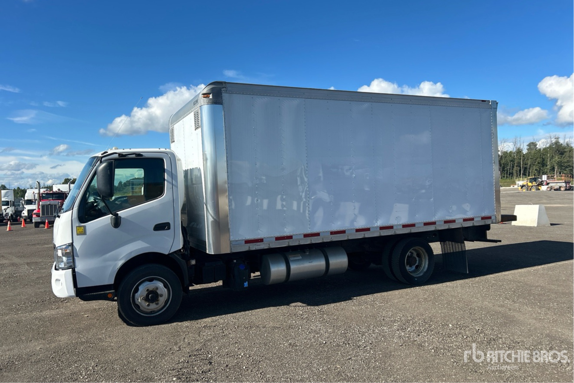 General Appearance with Foto, angolo anteriore sinistro