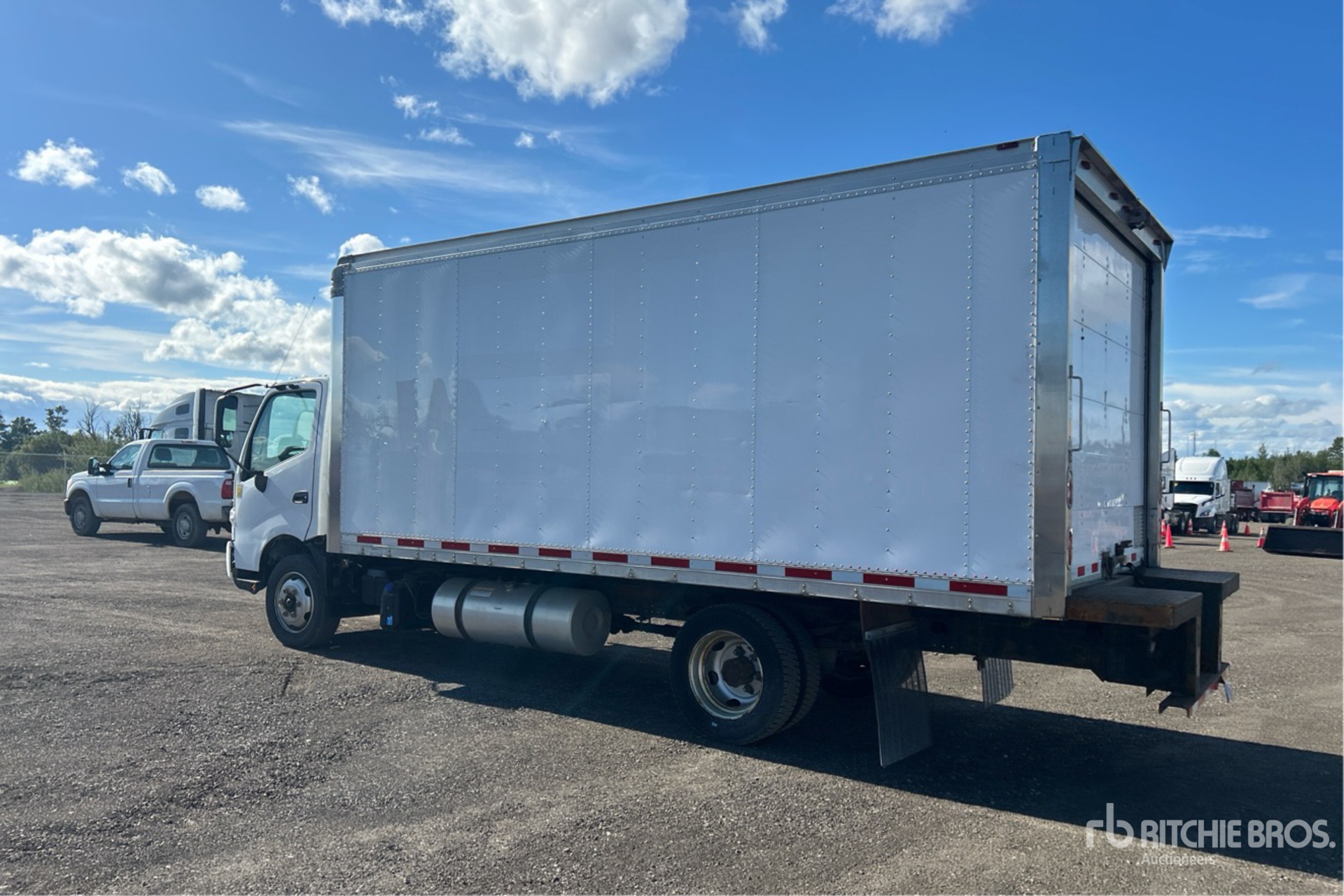 General Appearance with Foto, angolo posteriore sinistro