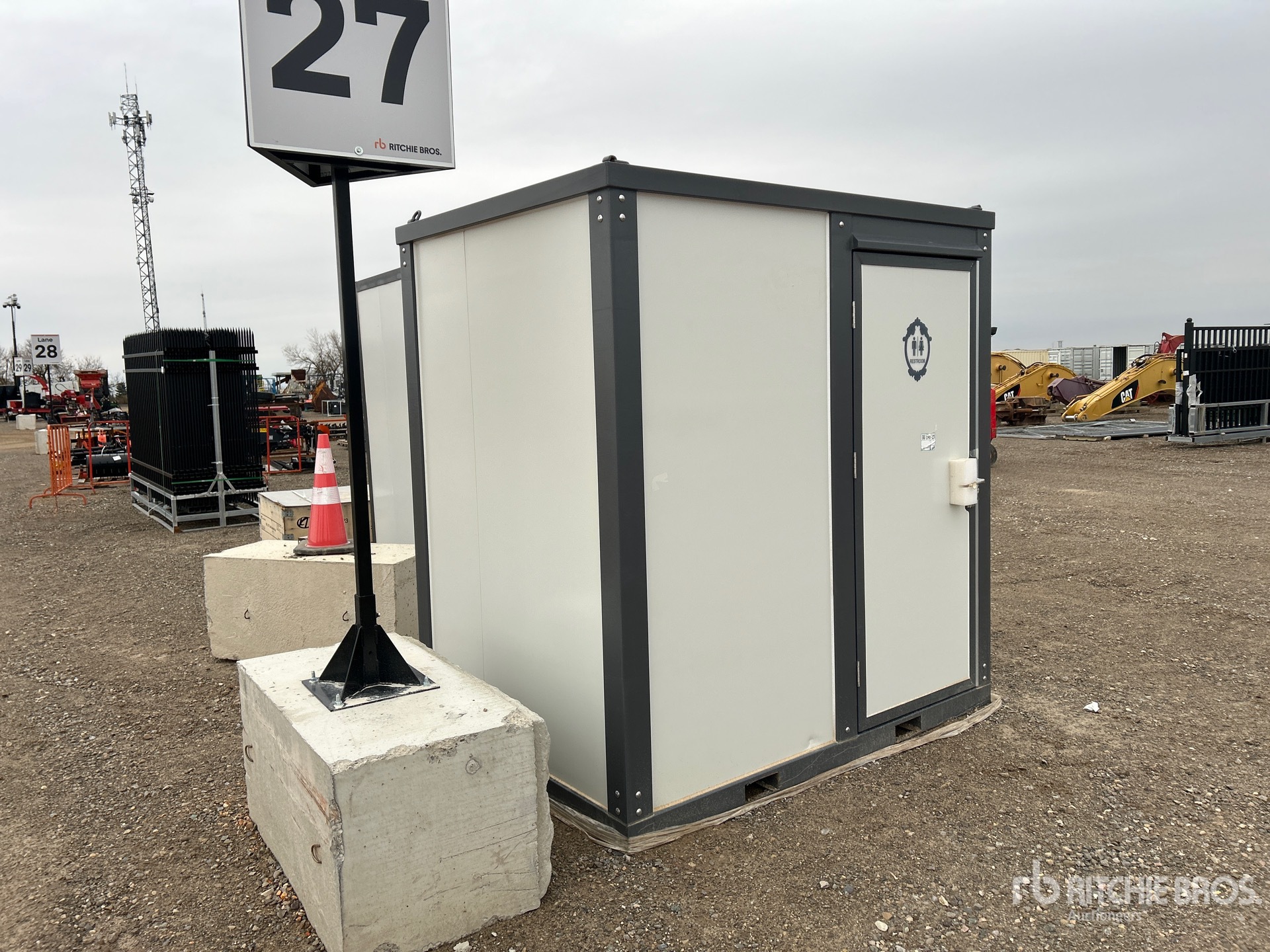 General Appearance with Bild, Ecke vorne rechts