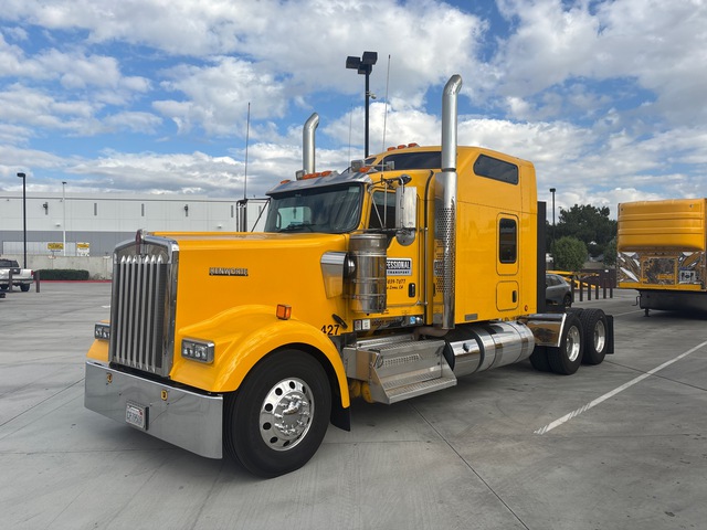 2013 Kenworth W900 6x4 T/A Sleeper Truck Tractor 2013 Kenworth W900 6x4 T/A Sleeper Truck Tractor