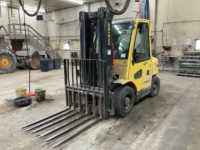 Hyster H80XM 7000 lb Pneumatic Tire Forklift