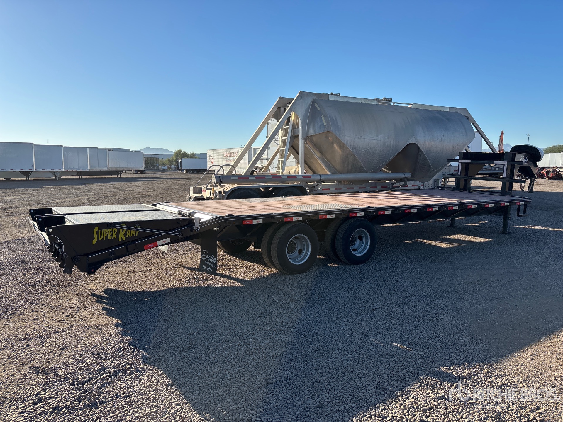 General Appearance with Bild, Ecke hinten rechts