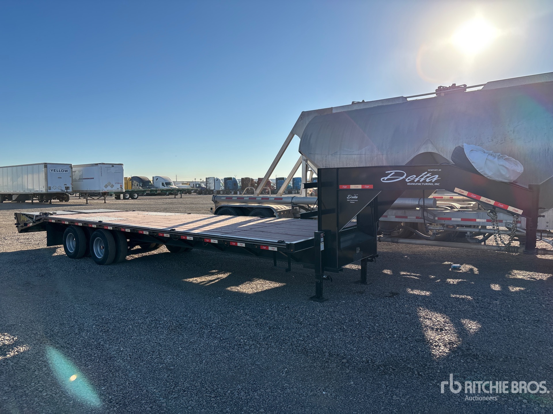 General Appearance with Bild, Ecke vorne rechts