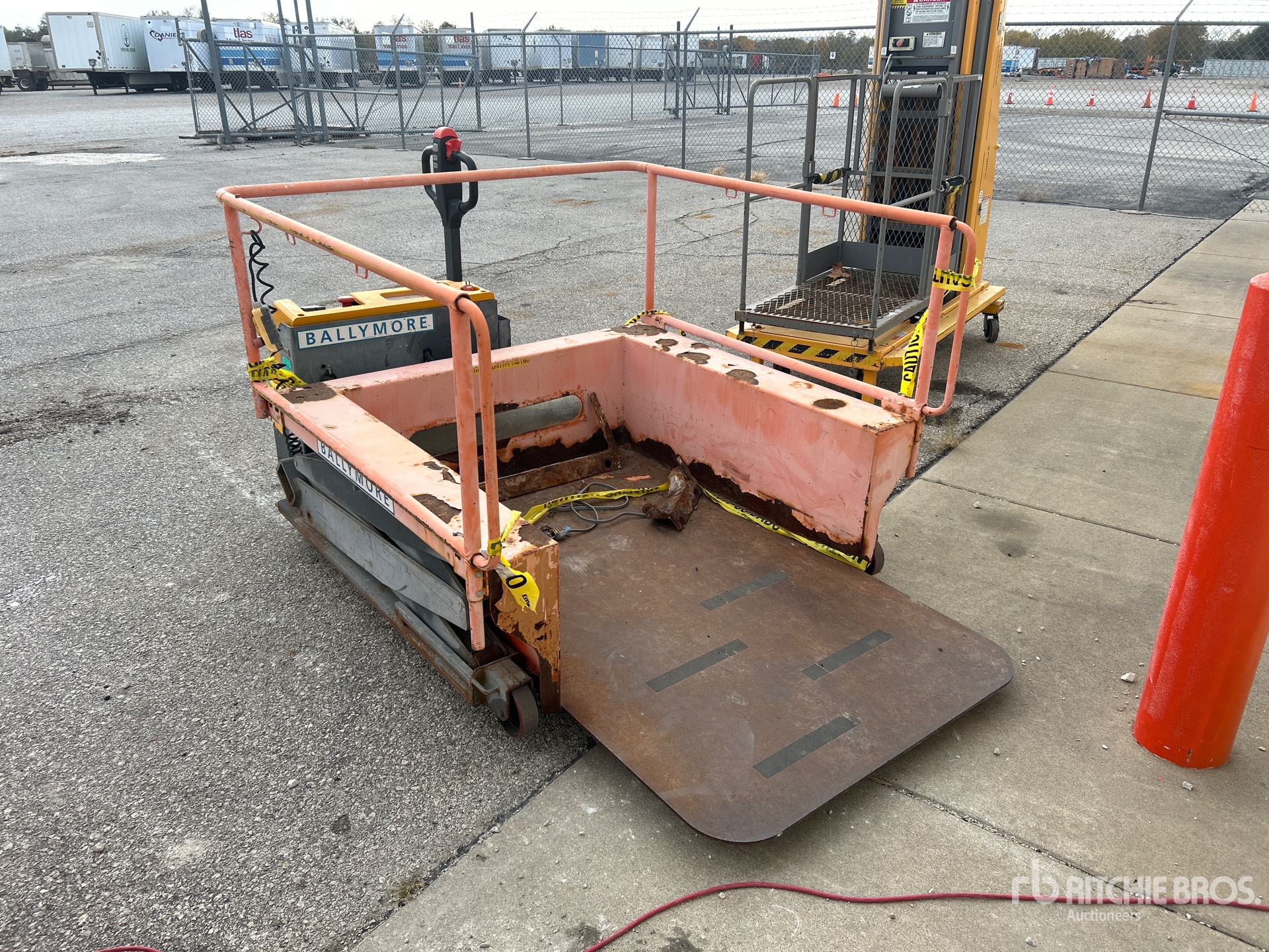 General Appearance with Bild, Ecke hinten links