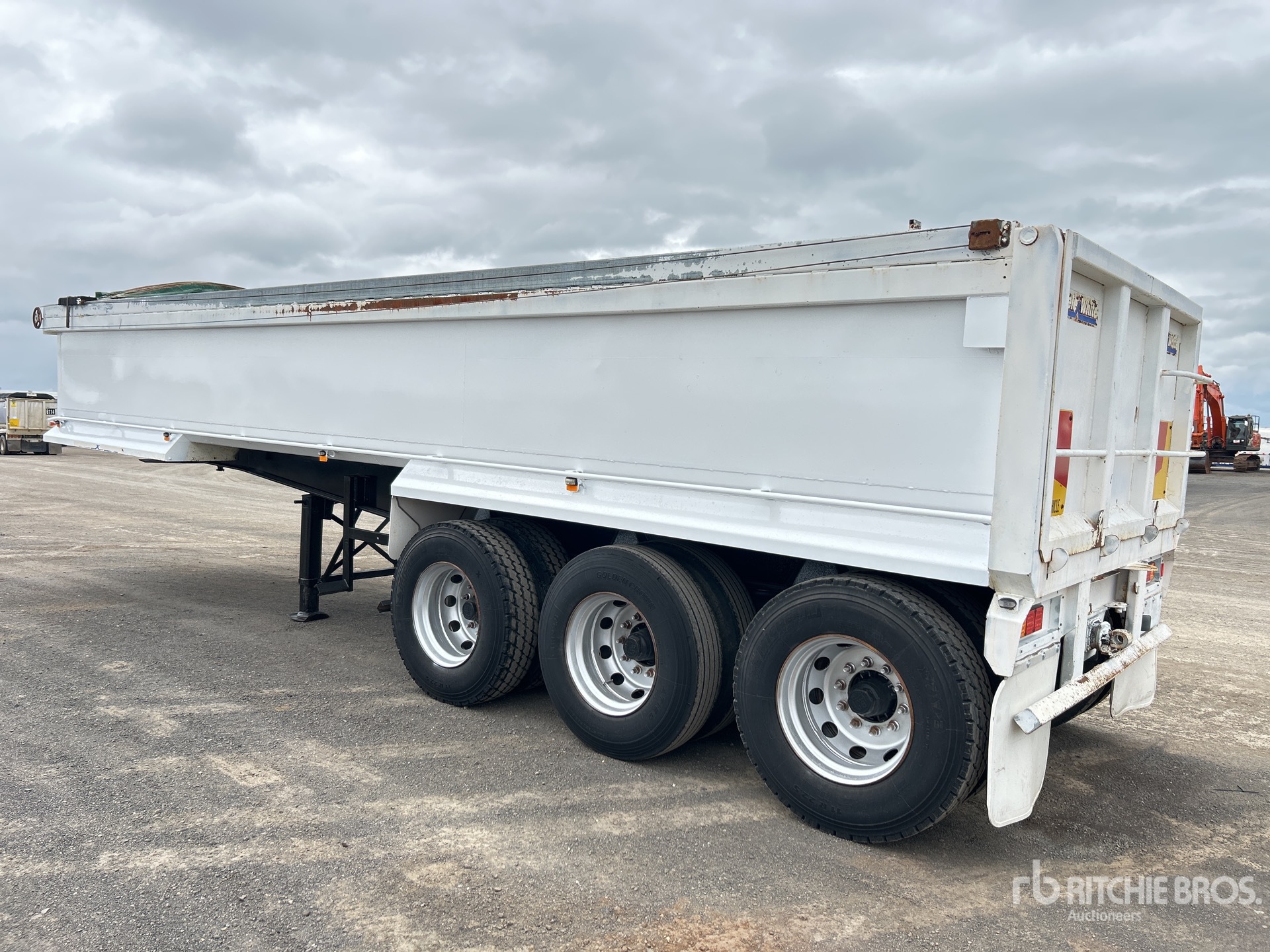 General Appearance with Foto, angolo anteriore sinistro