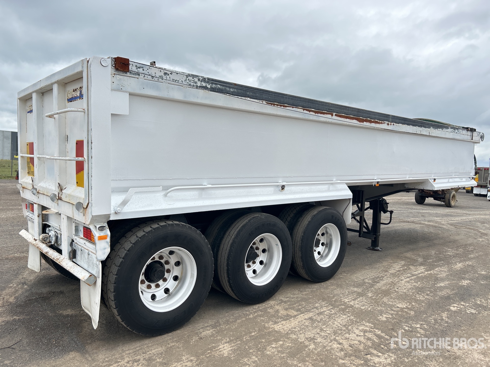 General Appearance with Foto, angolo posteriore sinistro