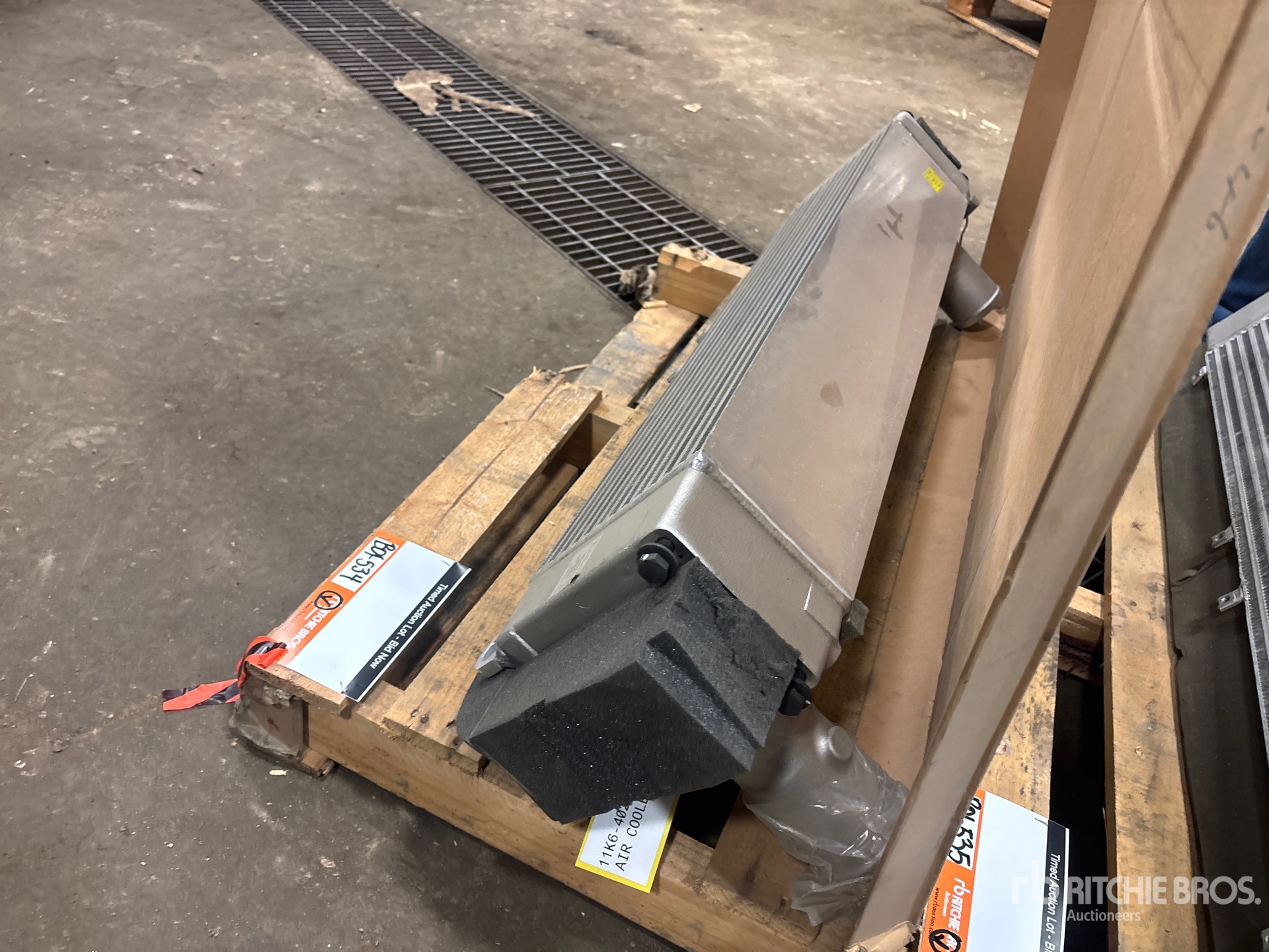 General Appearance with Foto, angolo posteriore sinistro