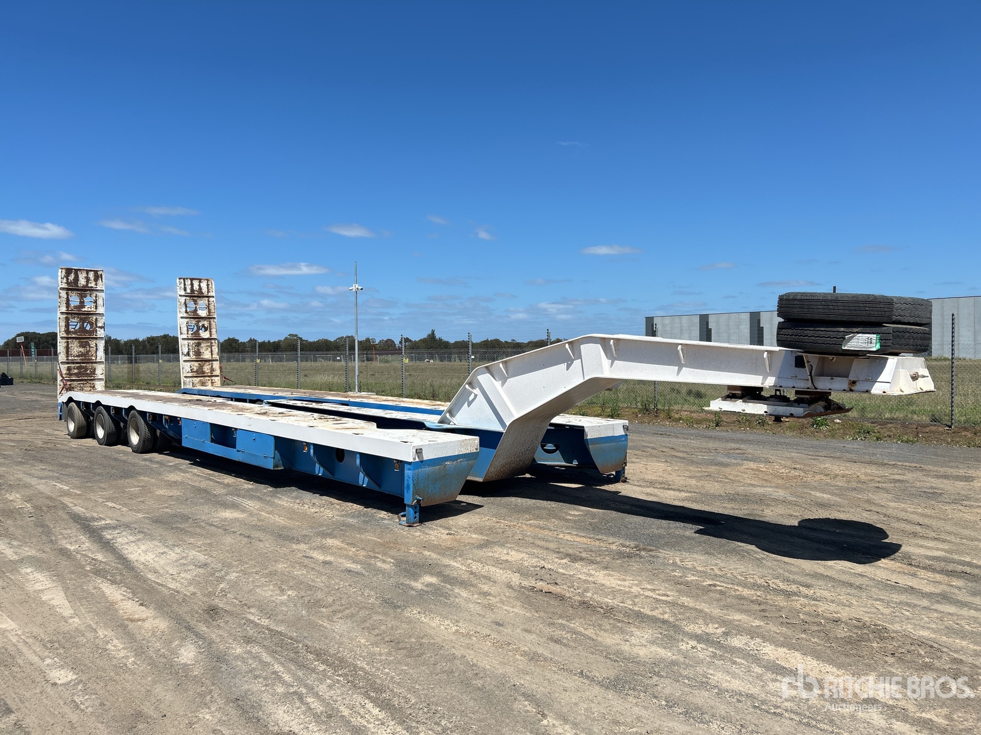 General Appearance with Foto, angolo anteriore sinistro