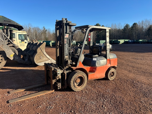 Toyota 7FGU32 4450 lb Pneumatic Tire Forklift