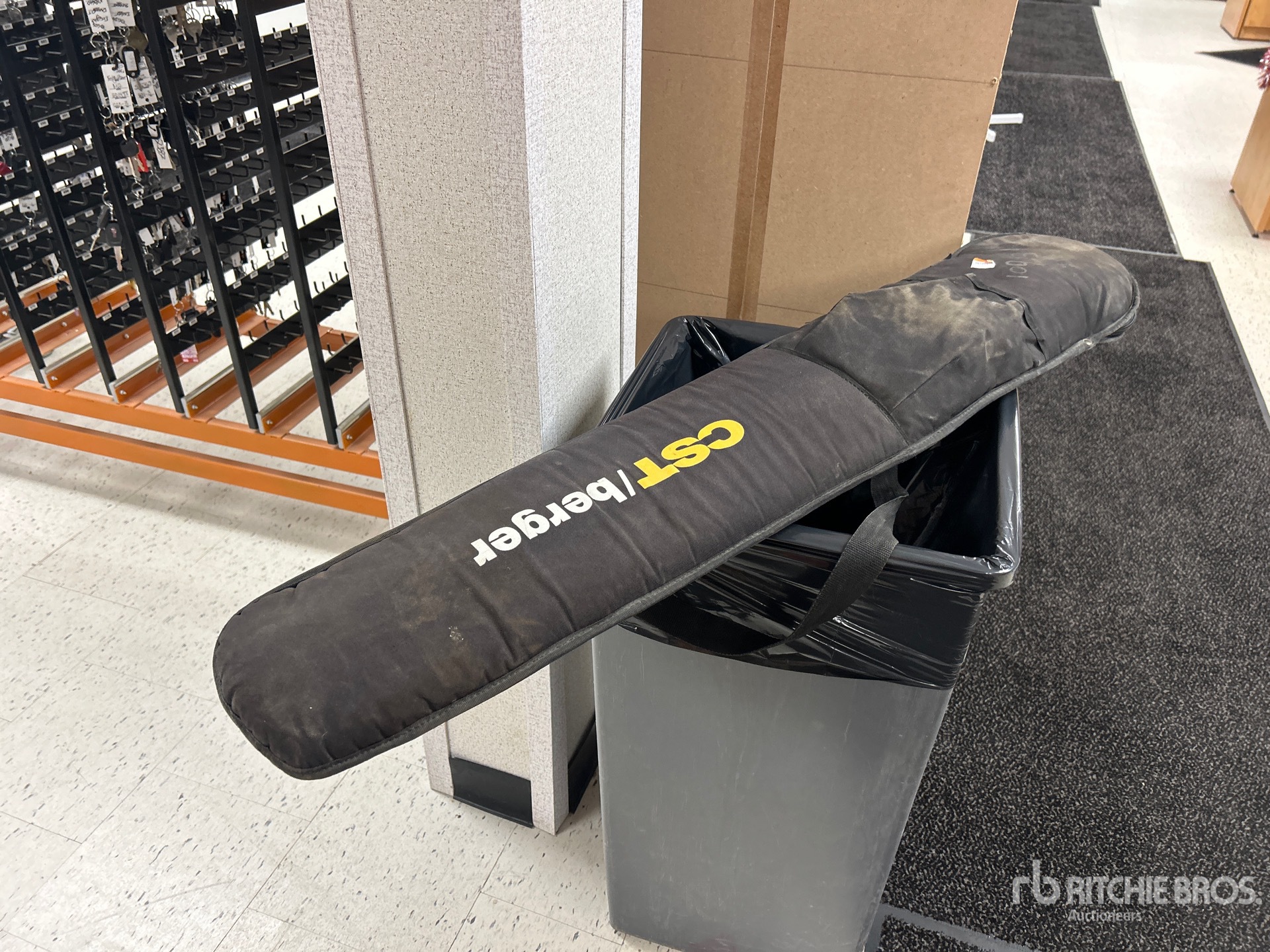 General Appearance with Bild, Ecke hinten links