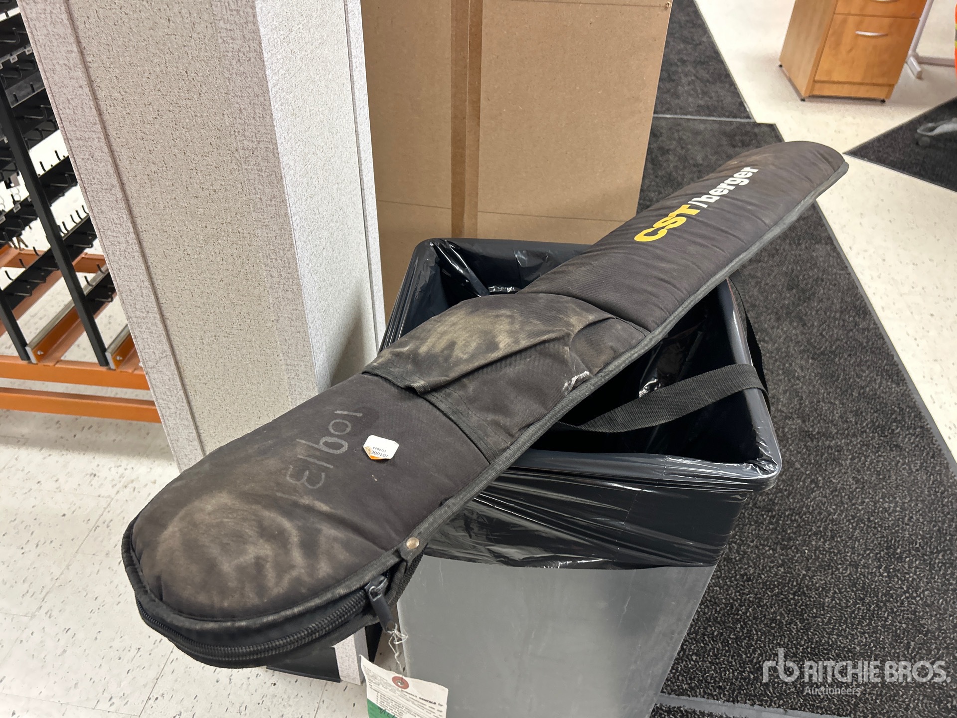 General Appearance with Bild, Ecke vorne rechts