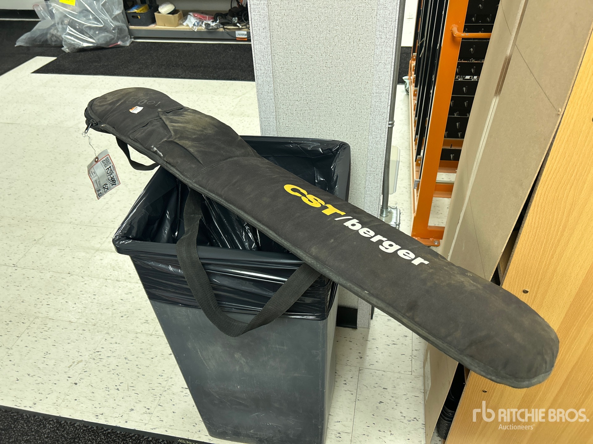 General Appearance with Bild, Ecke vorne links