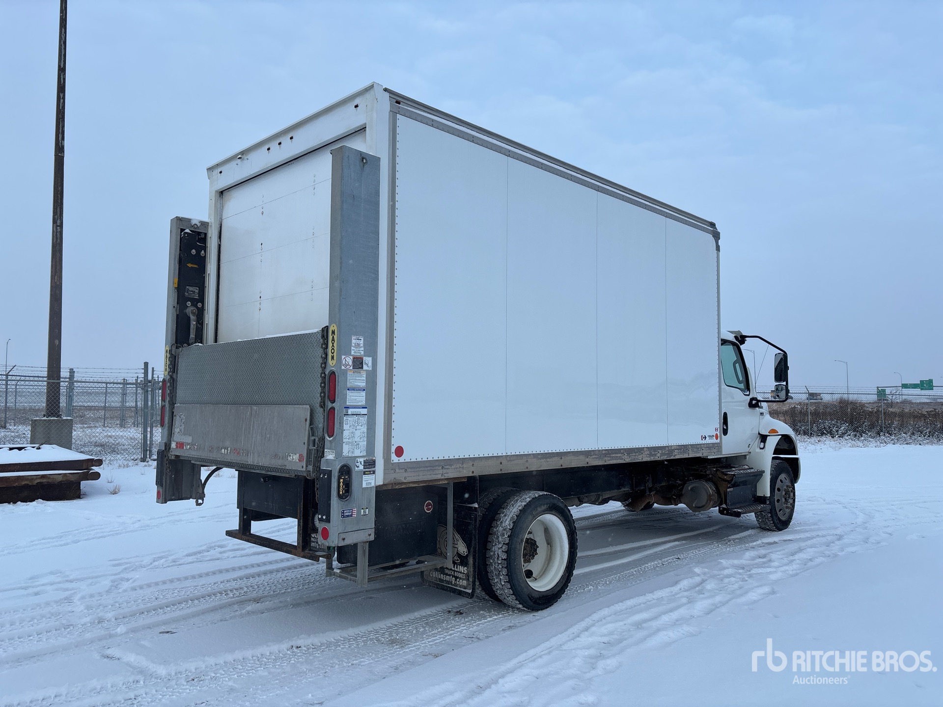 Aspect général with Image, coin arrière droit