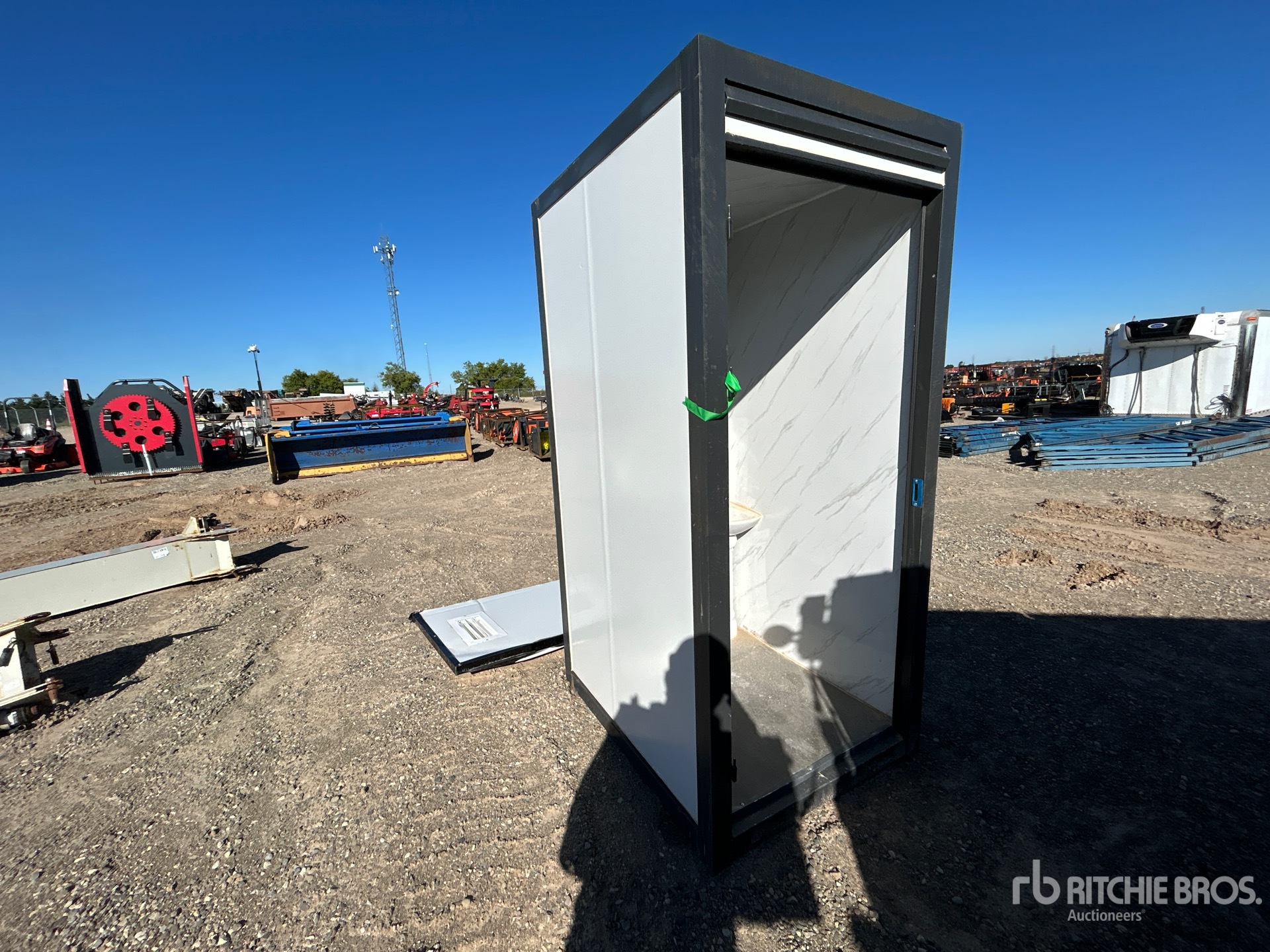 General Appearance with Bild, Ecke vorne rechts