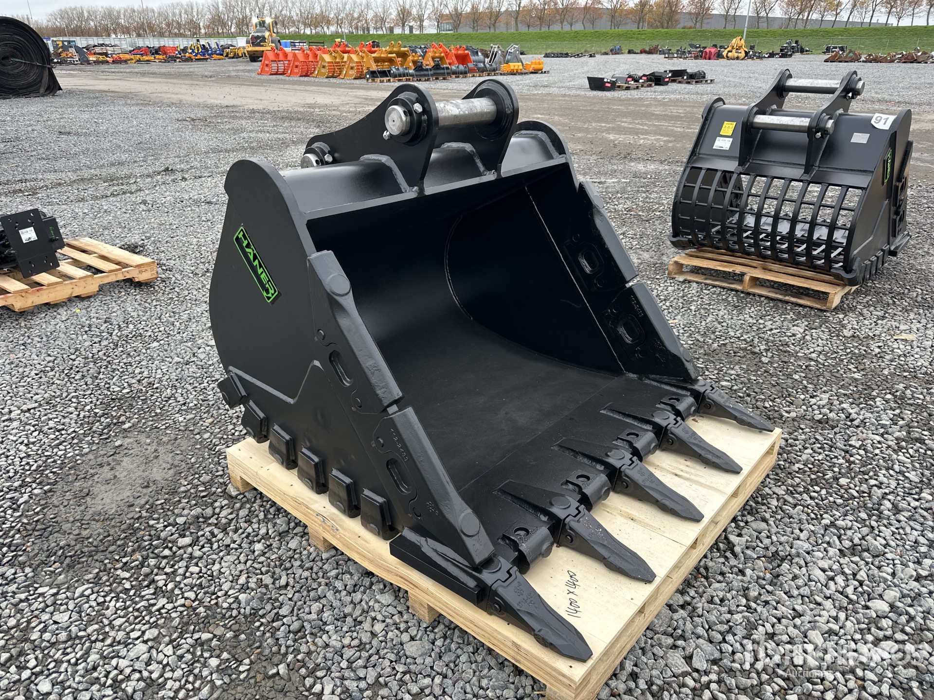 General Appearance with Picture, Right Front Corner