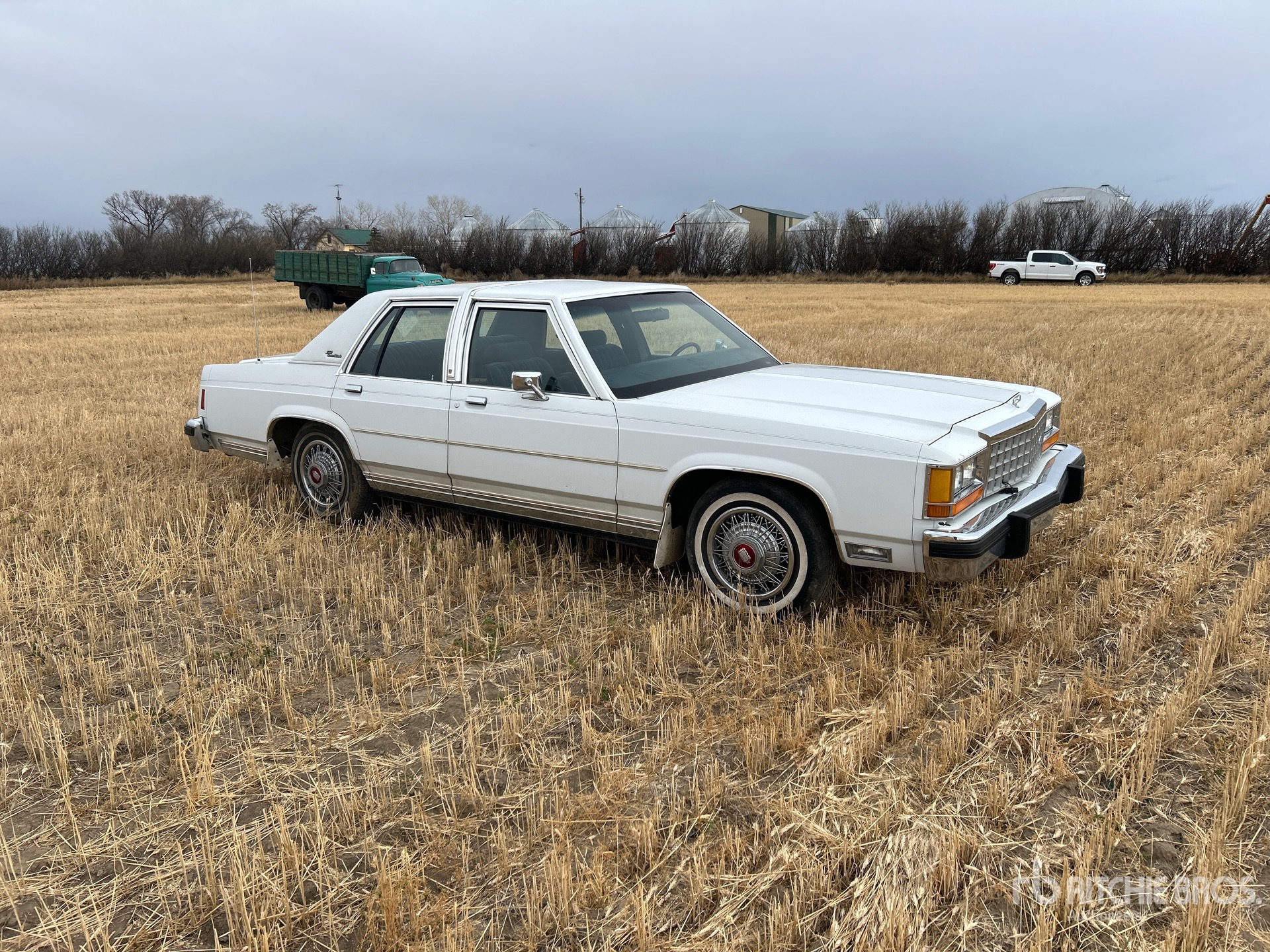 General Appearance with Bild, Ecke vorne rechts