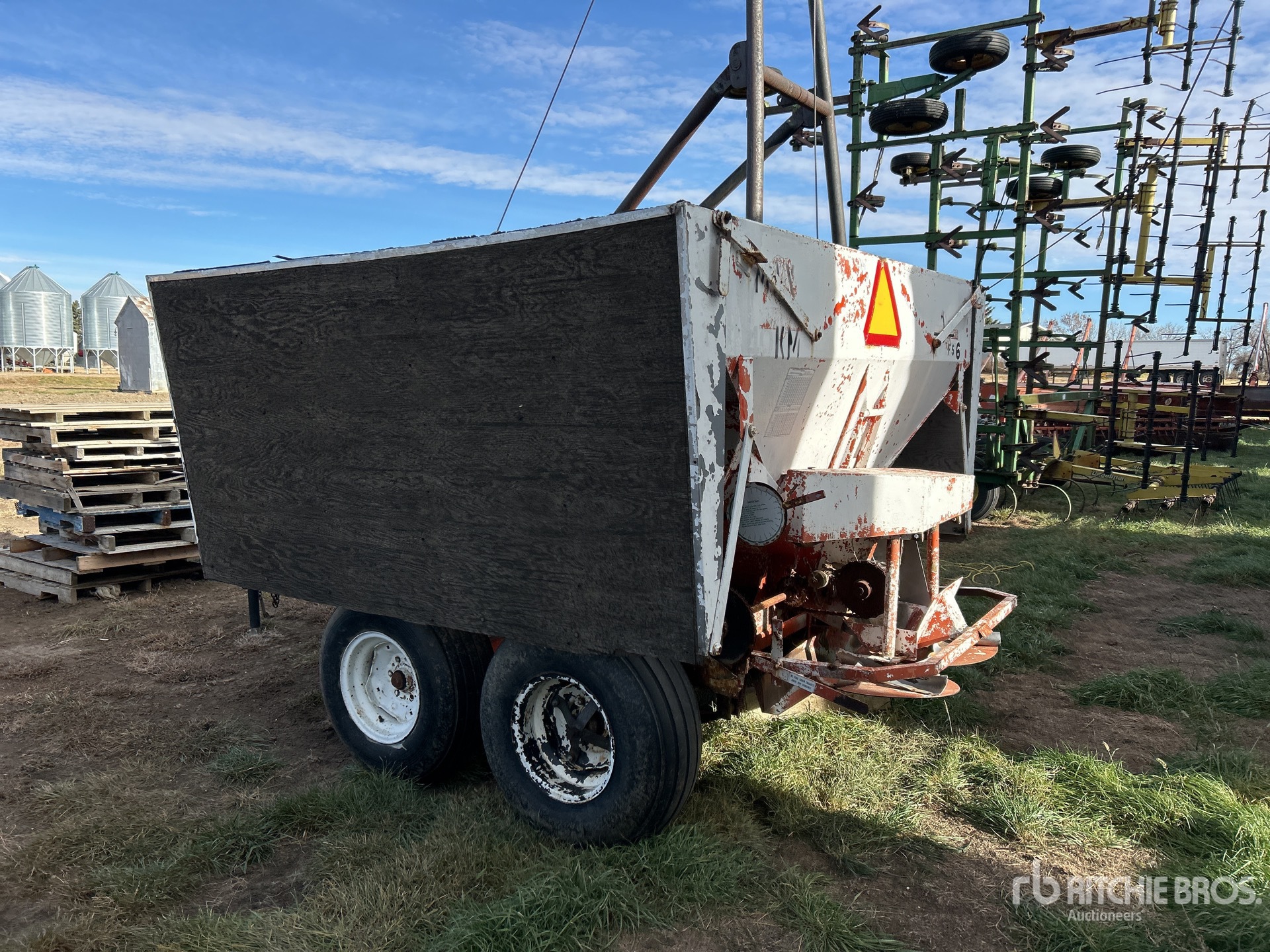 General Appearance with Bild, Ecke hinten links