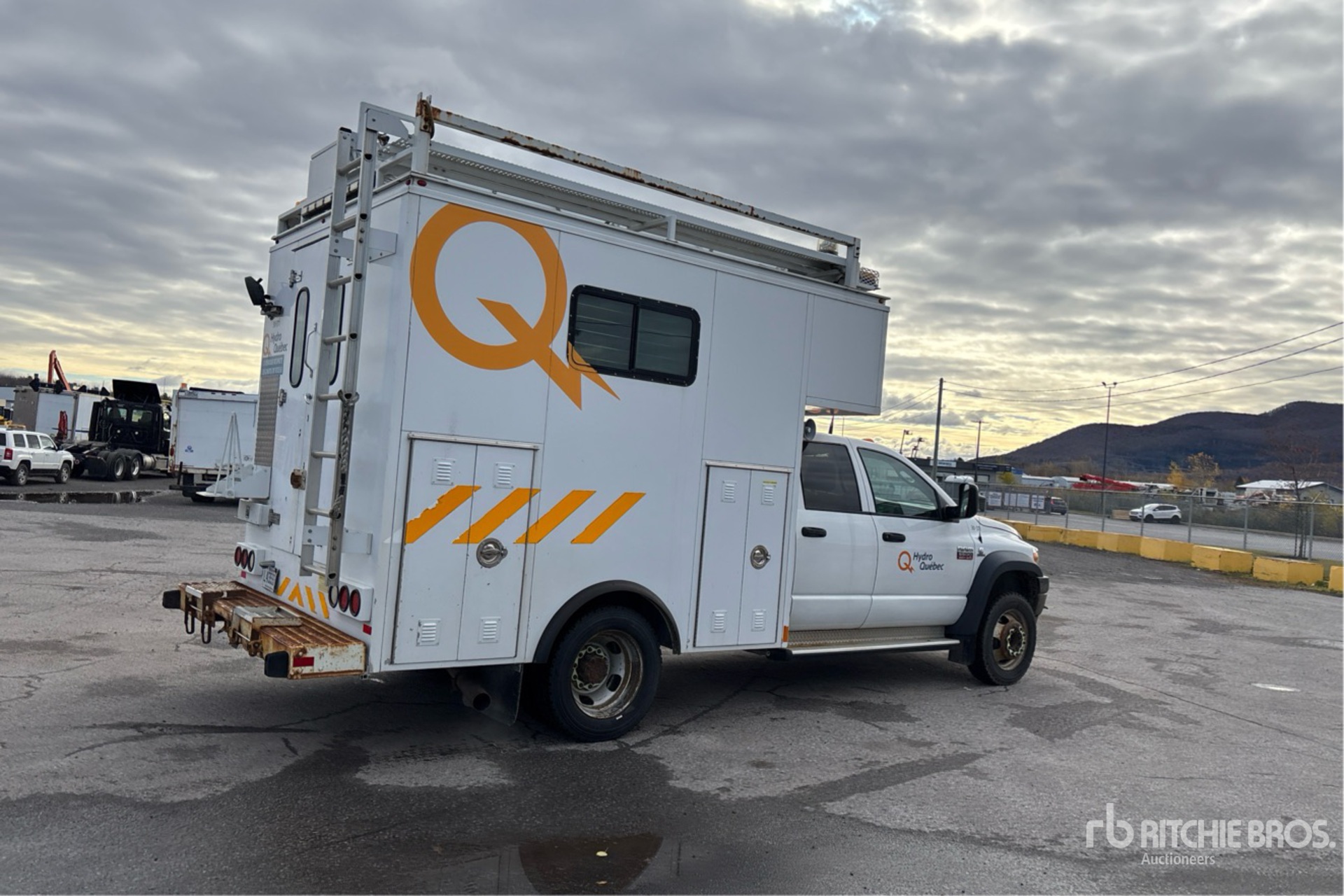 Aspect général with Image, coin arrière droit