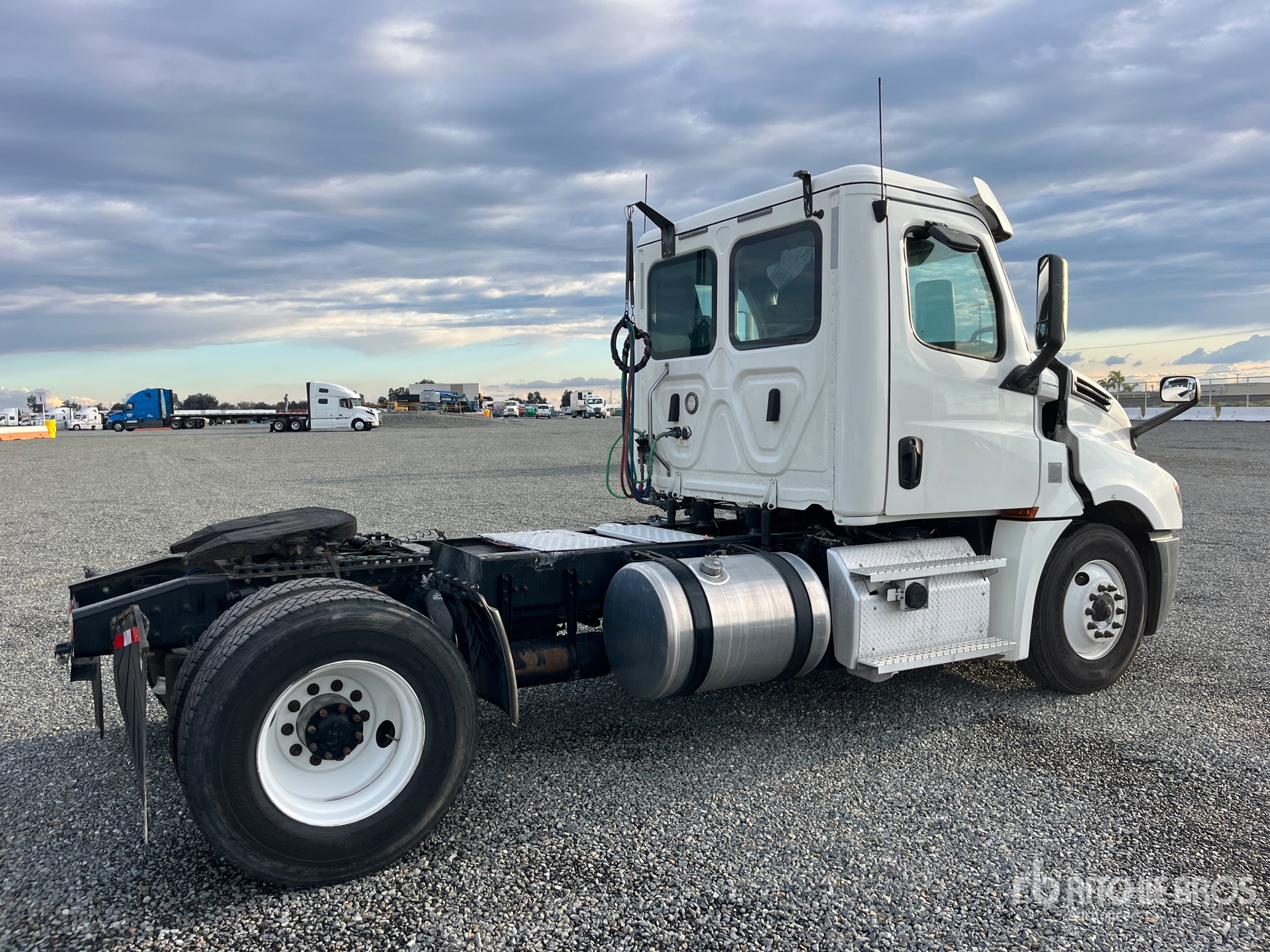 Aspect général with Image, coin arrière droit