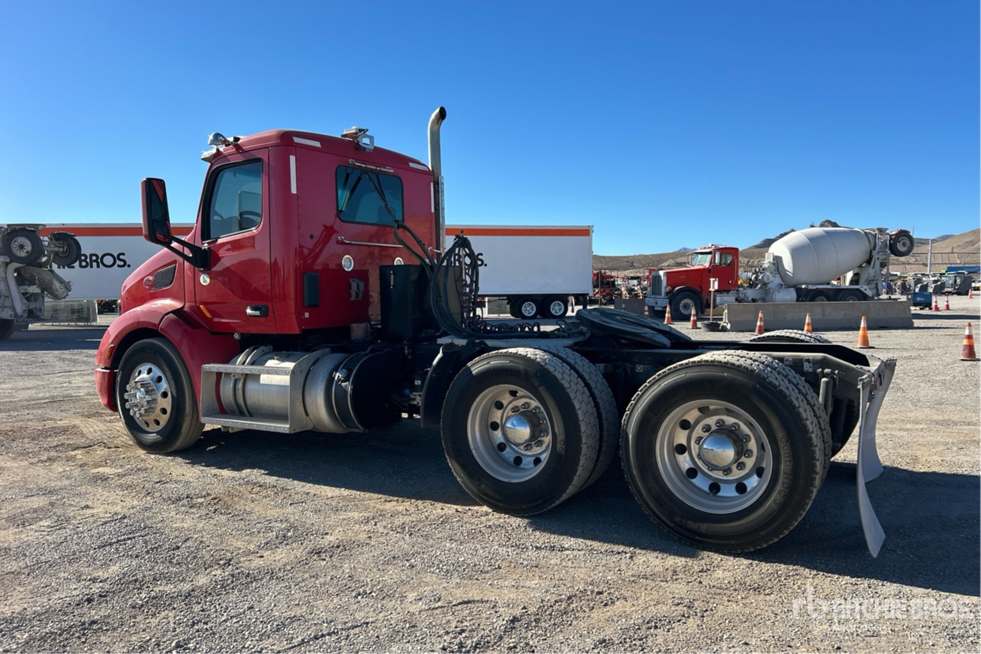 General Appearance with Foto, angolo posteriore sinistro