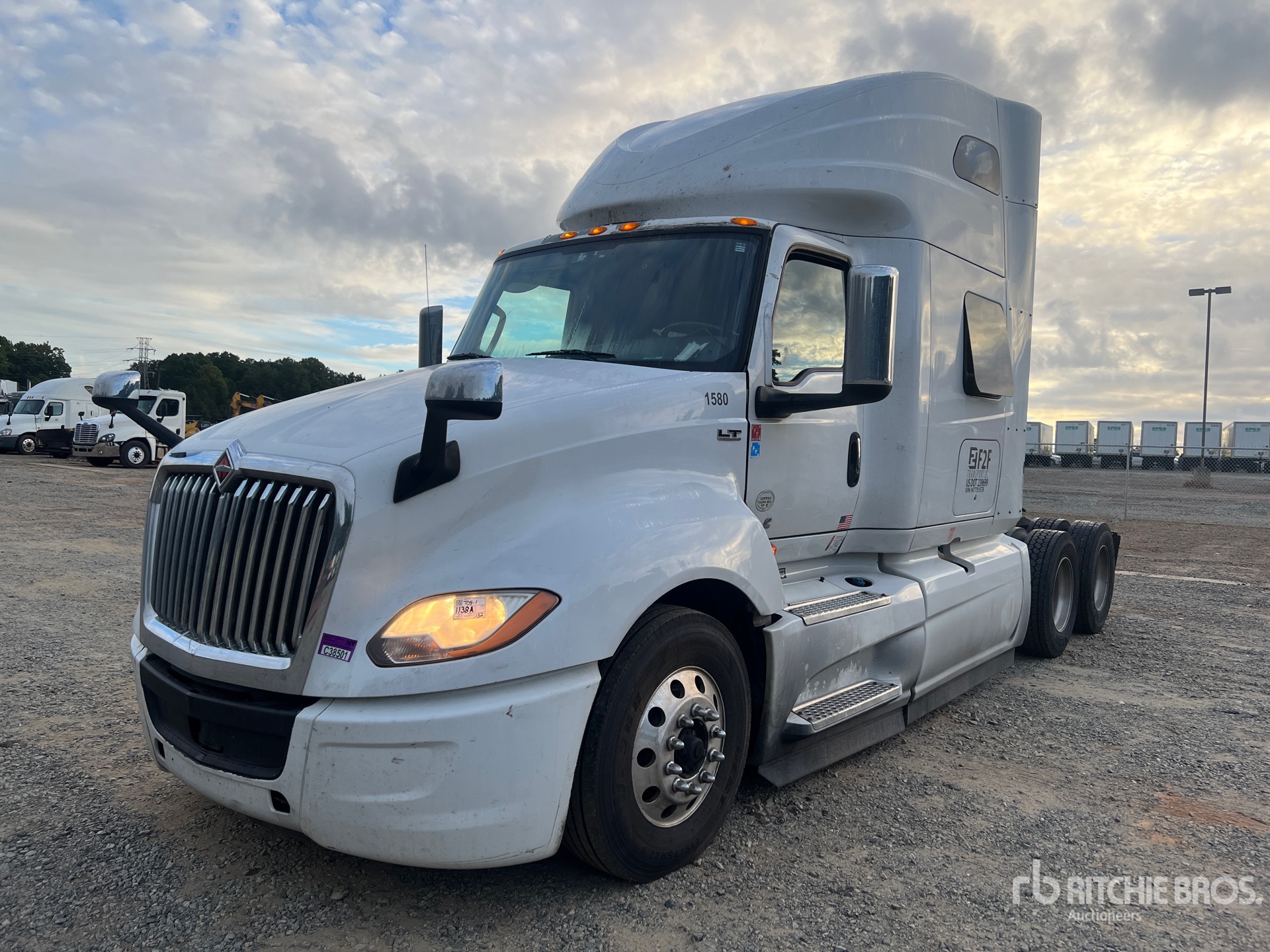 General Appearance with Bild, Ecke vorne links