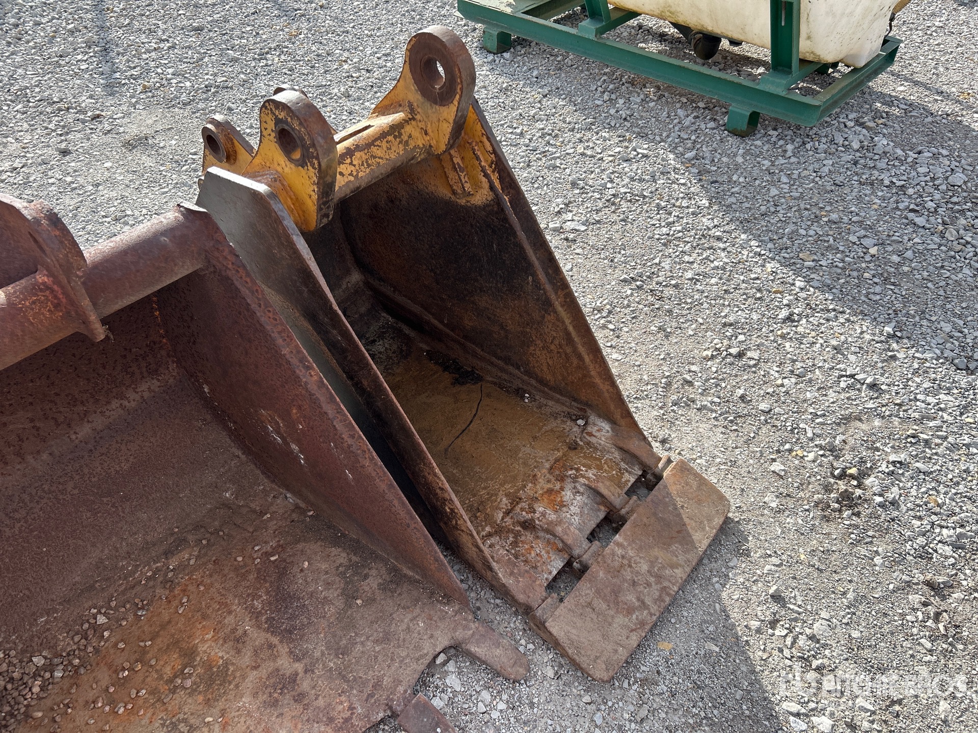 General Appearance with Bild, Ecke vorne rechts