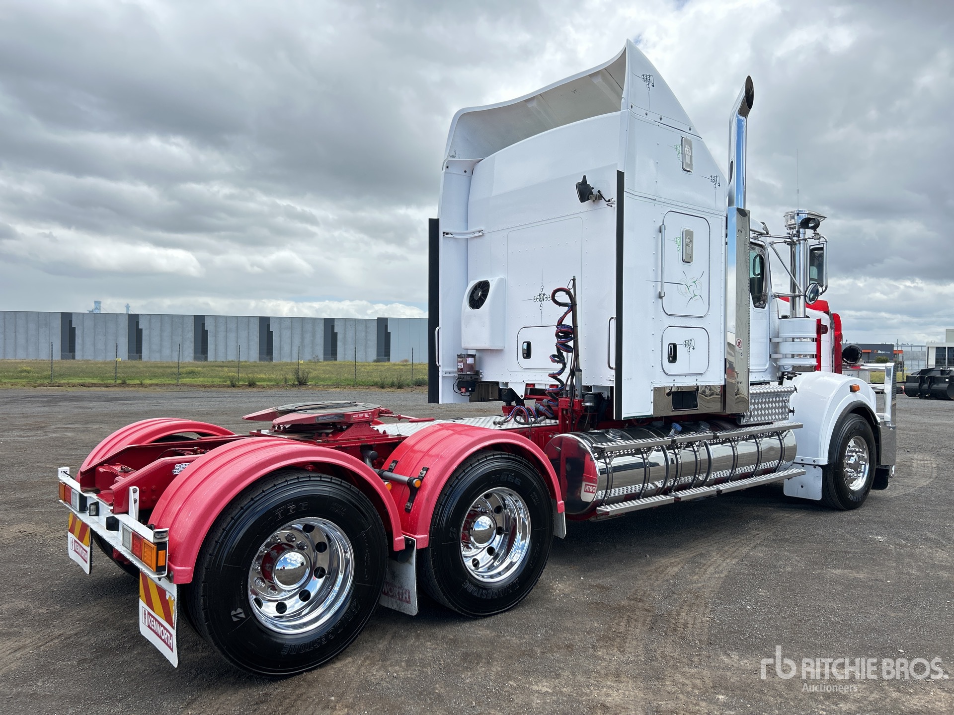 General Appearance with Foto, angolo posteriore sinistro