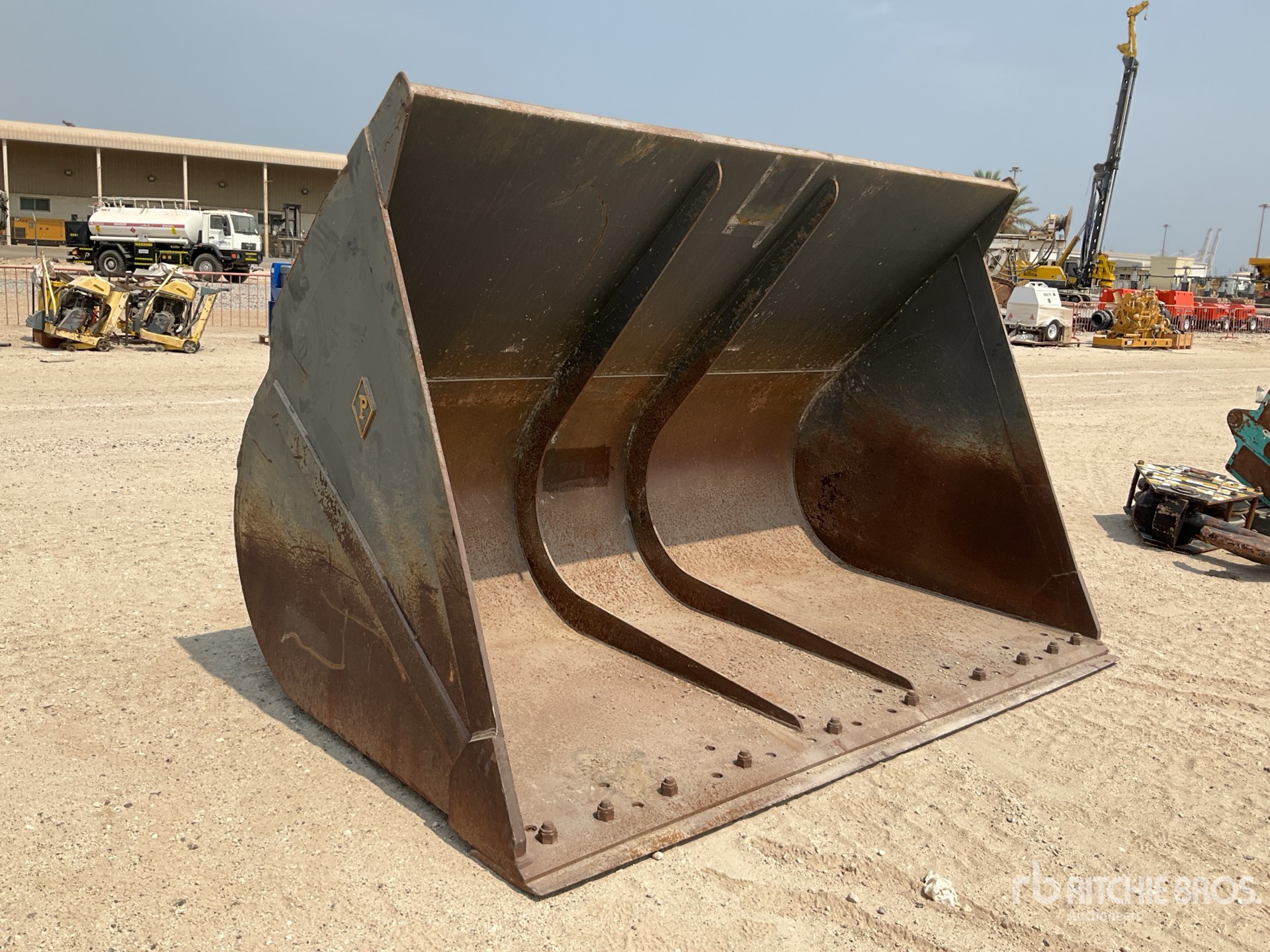 General Appearance with Bild, Ecke vorne links