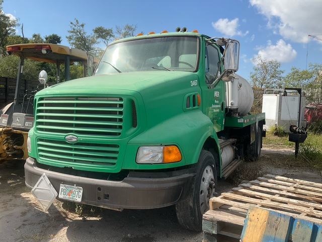 2000 Sterling A9513 4x2 Vacuum Tanker Truck (Inoperable) 2000 Sterling A9513 4x2 Vacuum Tanker Truck (Inoperable)