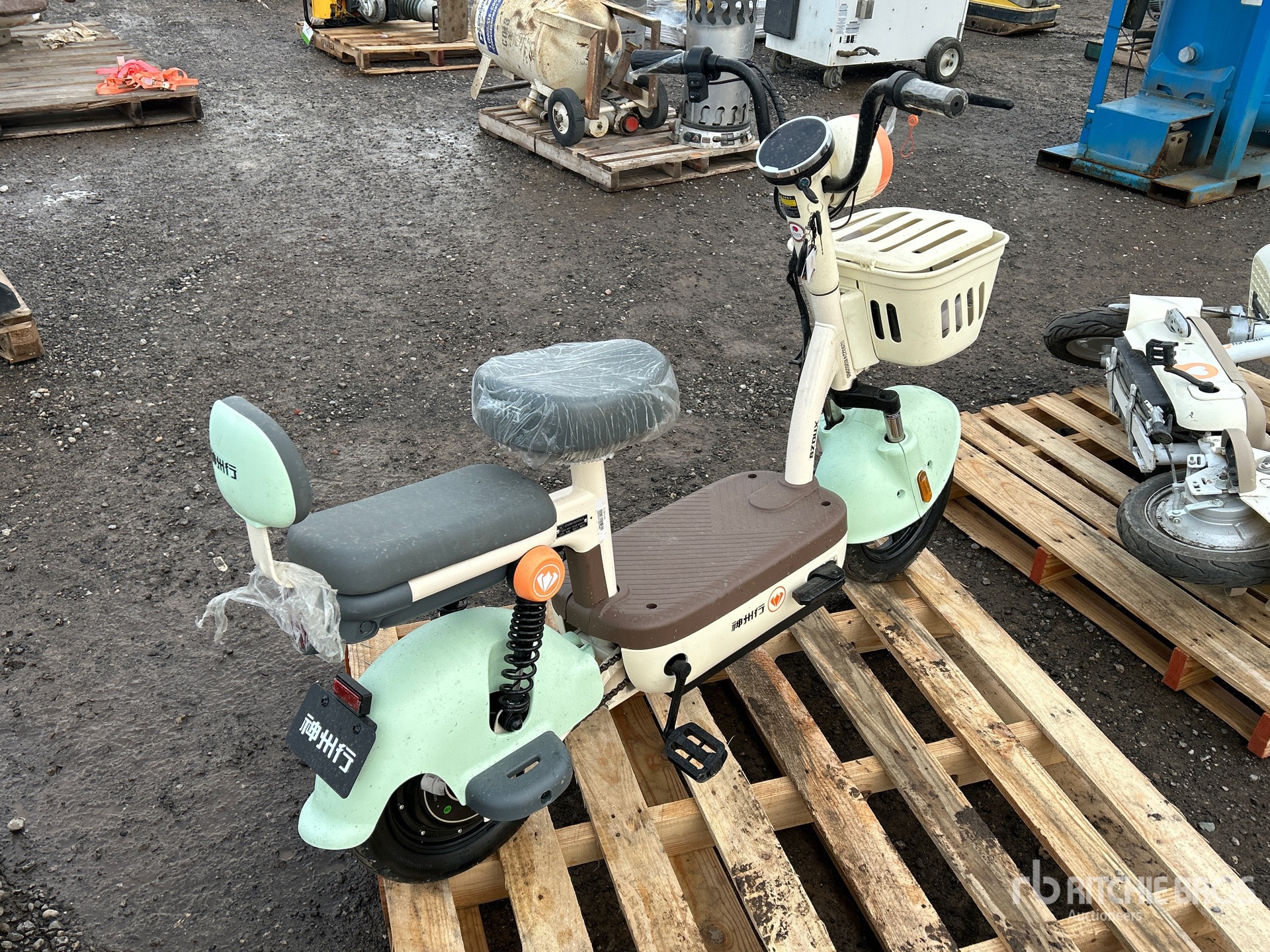 General Appearance with Foto, angolo anteriore sinistro