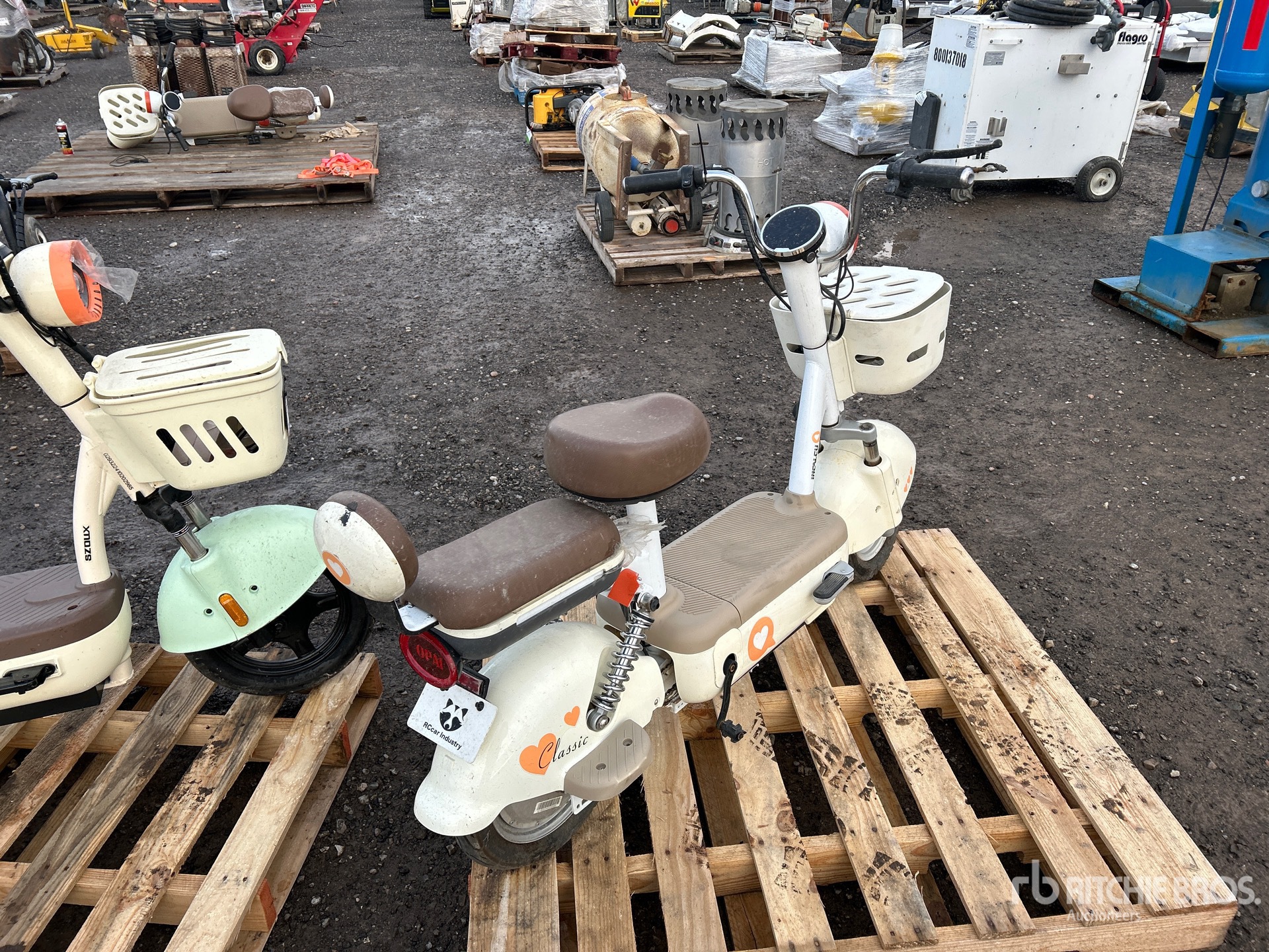 General Appearance with Foto, angolo anteriore sinistro