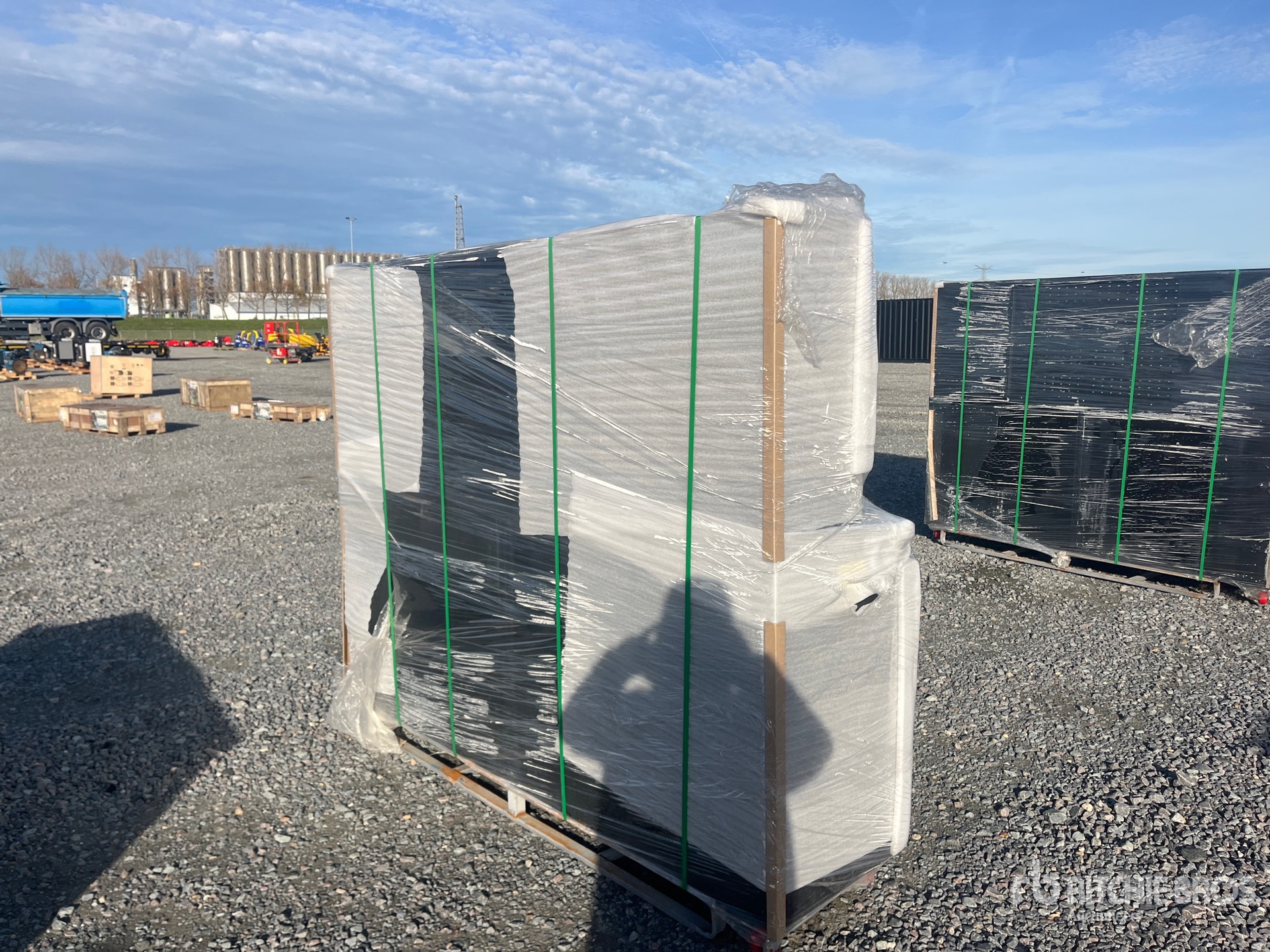 General Appearance with Picture, Right Front Corner